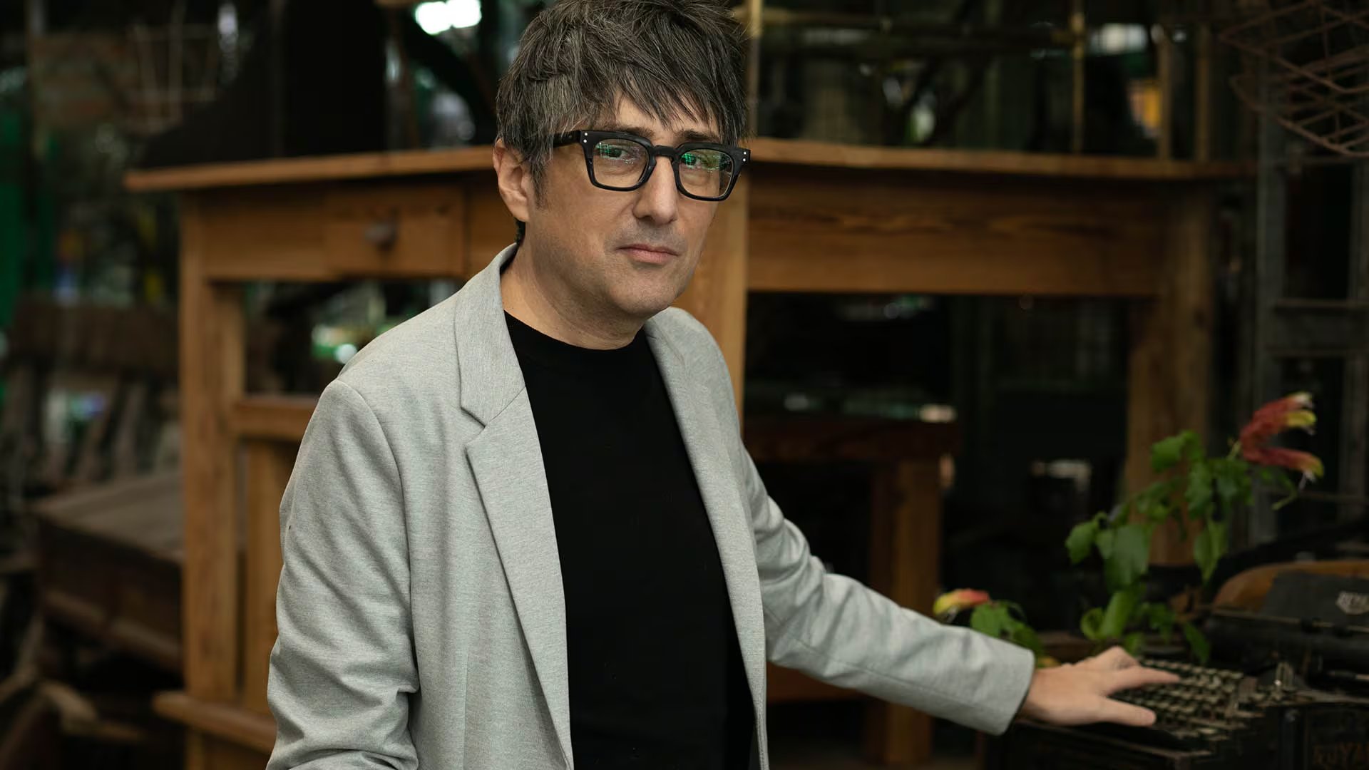 Pron defiende la literatura como herramienta de transformación y resistencia ante los desafíos del presente histórico