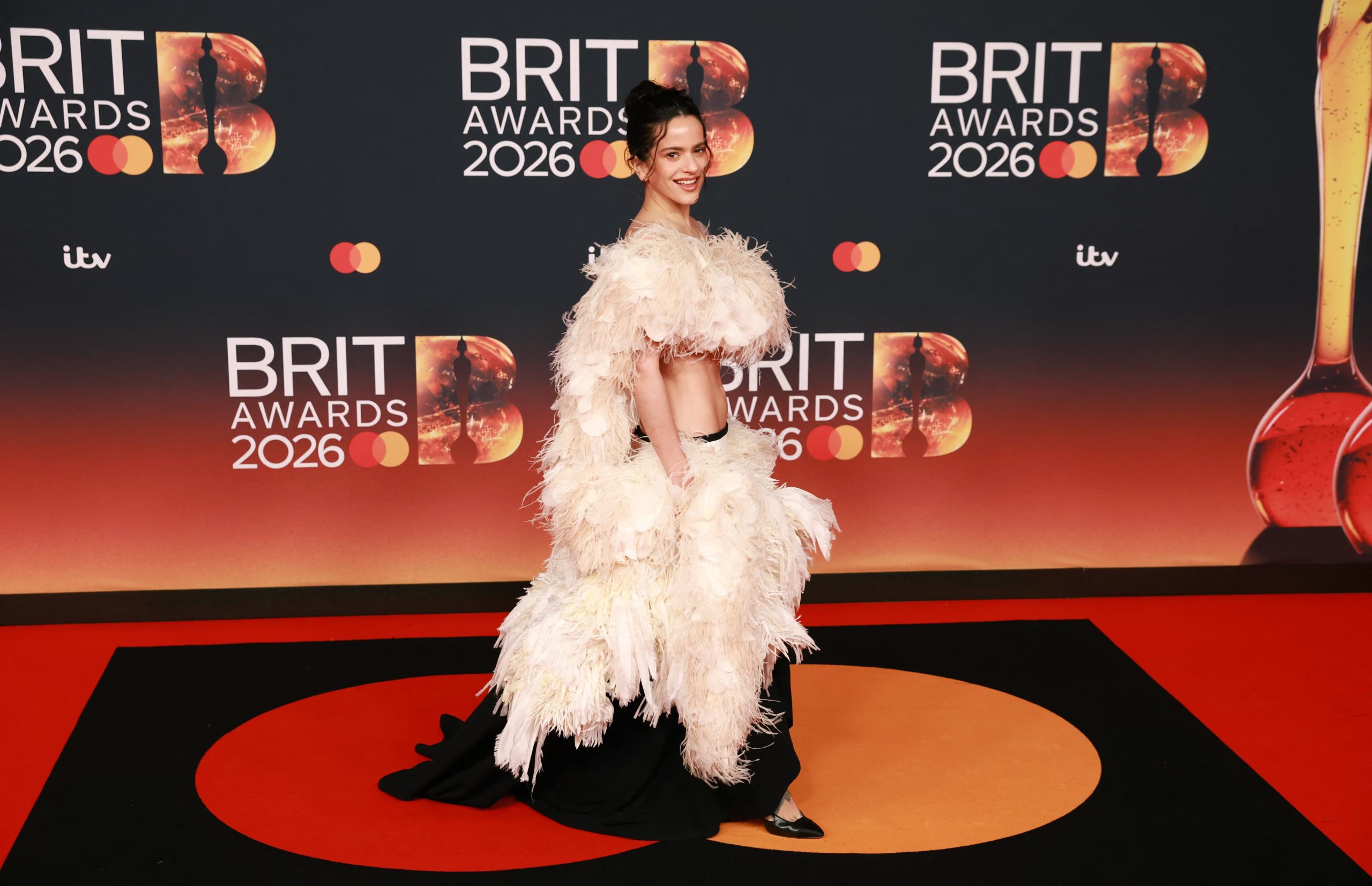 Rosalia posa en la alfombra roja de los BRIT Awards. (REUTERS/Temilade Adelaja)