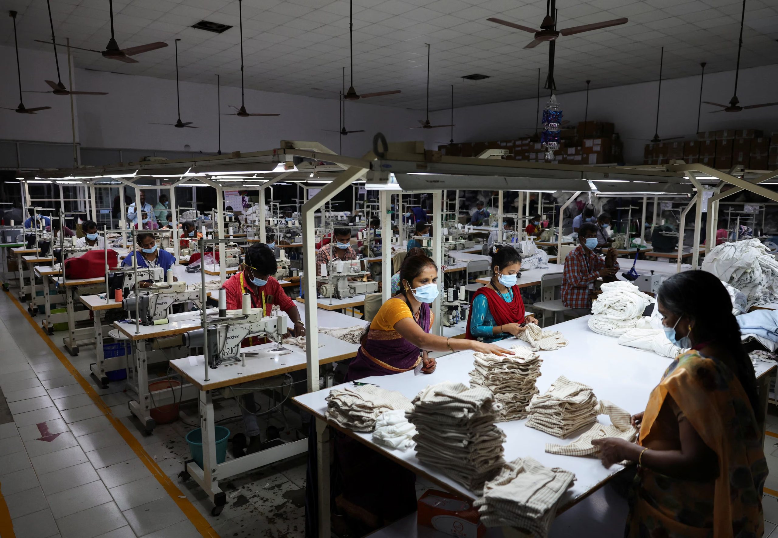 Personas trabajan en una fábrica textil en Tiruppur, en el estado sureño de Tamil Nadu, India, el 22 de abril de 2025. REUTERS/Francis Mascarenhas