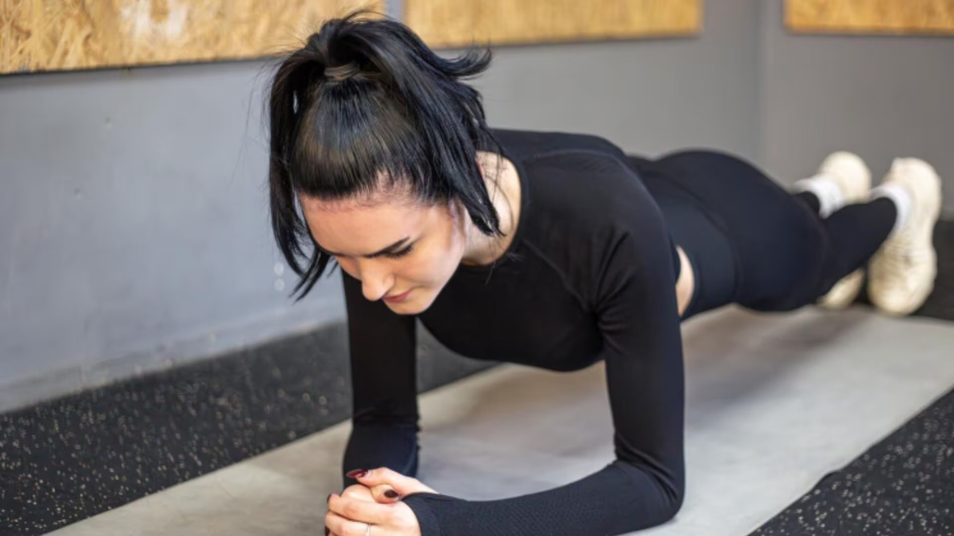 El control neuromuscular es fundamental para una progresión segura en el entrenamiento abdominal, según Sport Life (Imagen Ilustrativa Infobae)