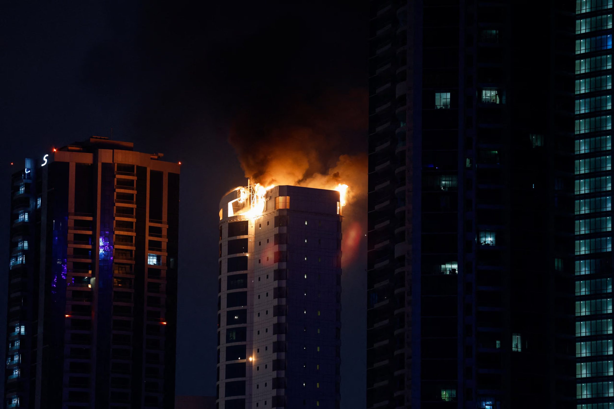Humo se eleva desde un edificio en llamas alcanzado por un ataque de un avión no tripulado iraní, después de que Israel y Estados Unidos lanzaron ataques contra Irán, en el distrito de Seef, Manama, Baréin. 28 de febrero de 2026. REUTERS/Hamad I Mohammed TPX IMÁGENES DEL DÍA