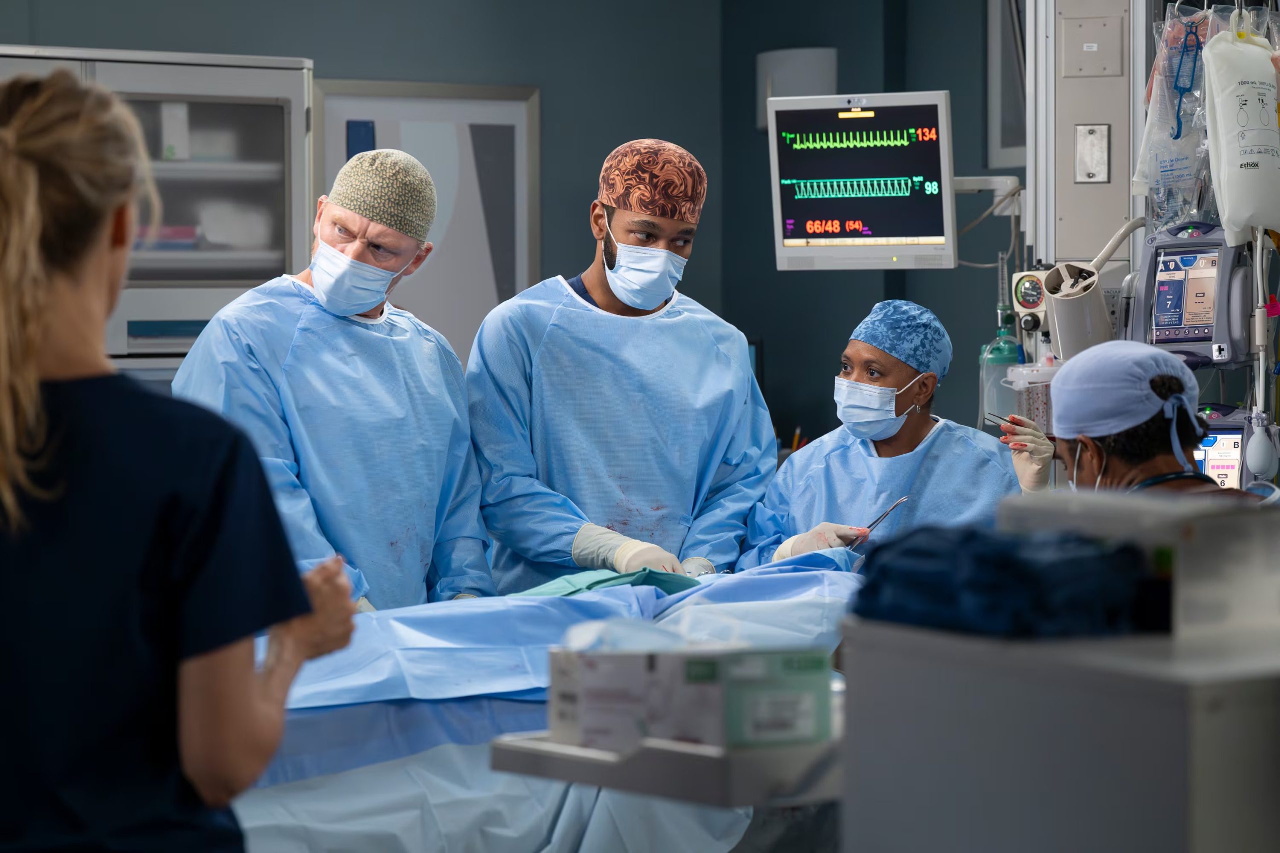 La serie de Shonda Rhimes, pionera del casting diverso, vuelve a abordar la vida de cirujanos en el ficticio Grey Sloan Memorial con historias humanas complejas. (Sony Channel)