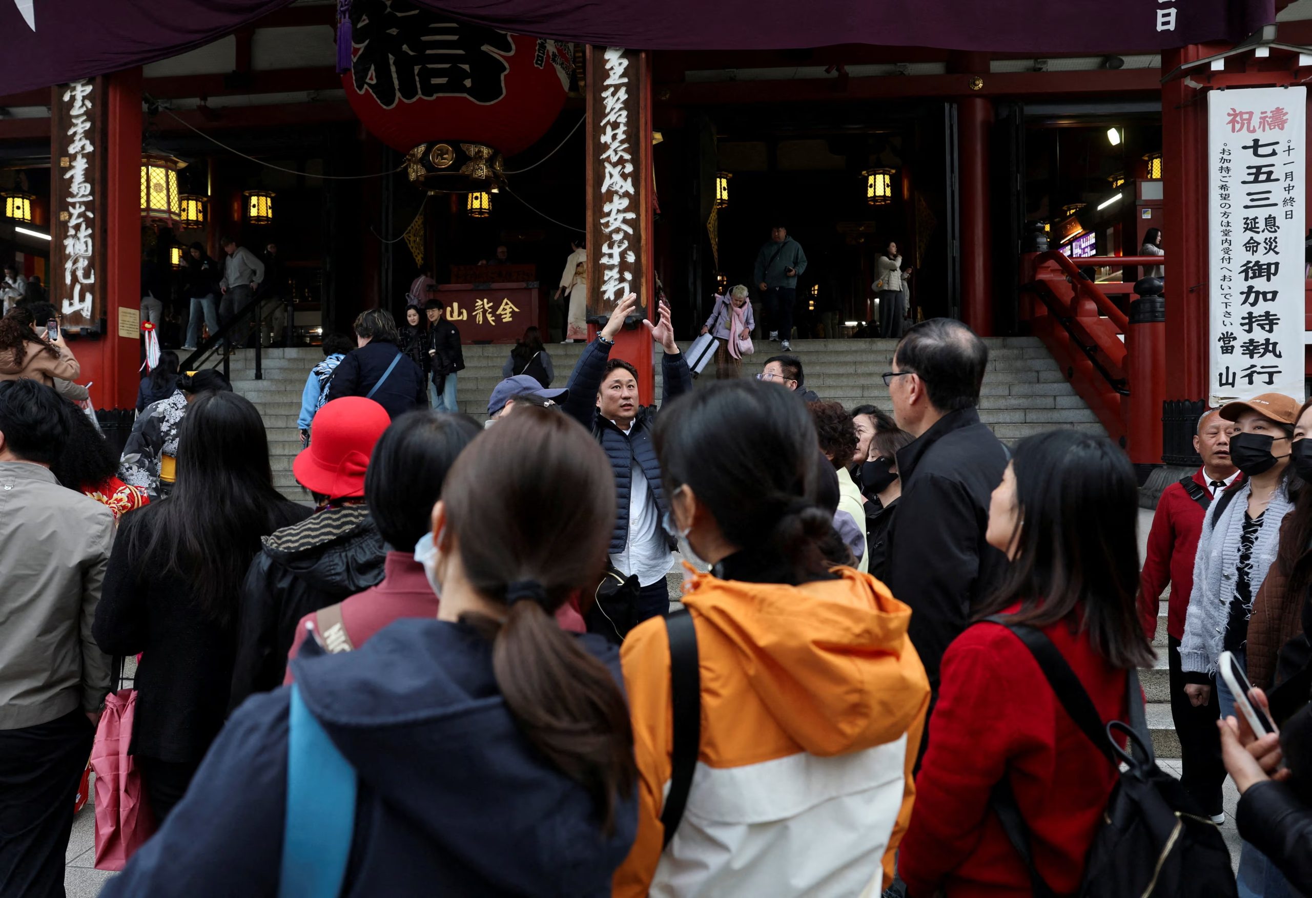Un grupo de turistas chinos es guiado por un guía turístico en Asakusa, un popular destino turístico de Tokio, Japón. REUTERS/Issei Kato