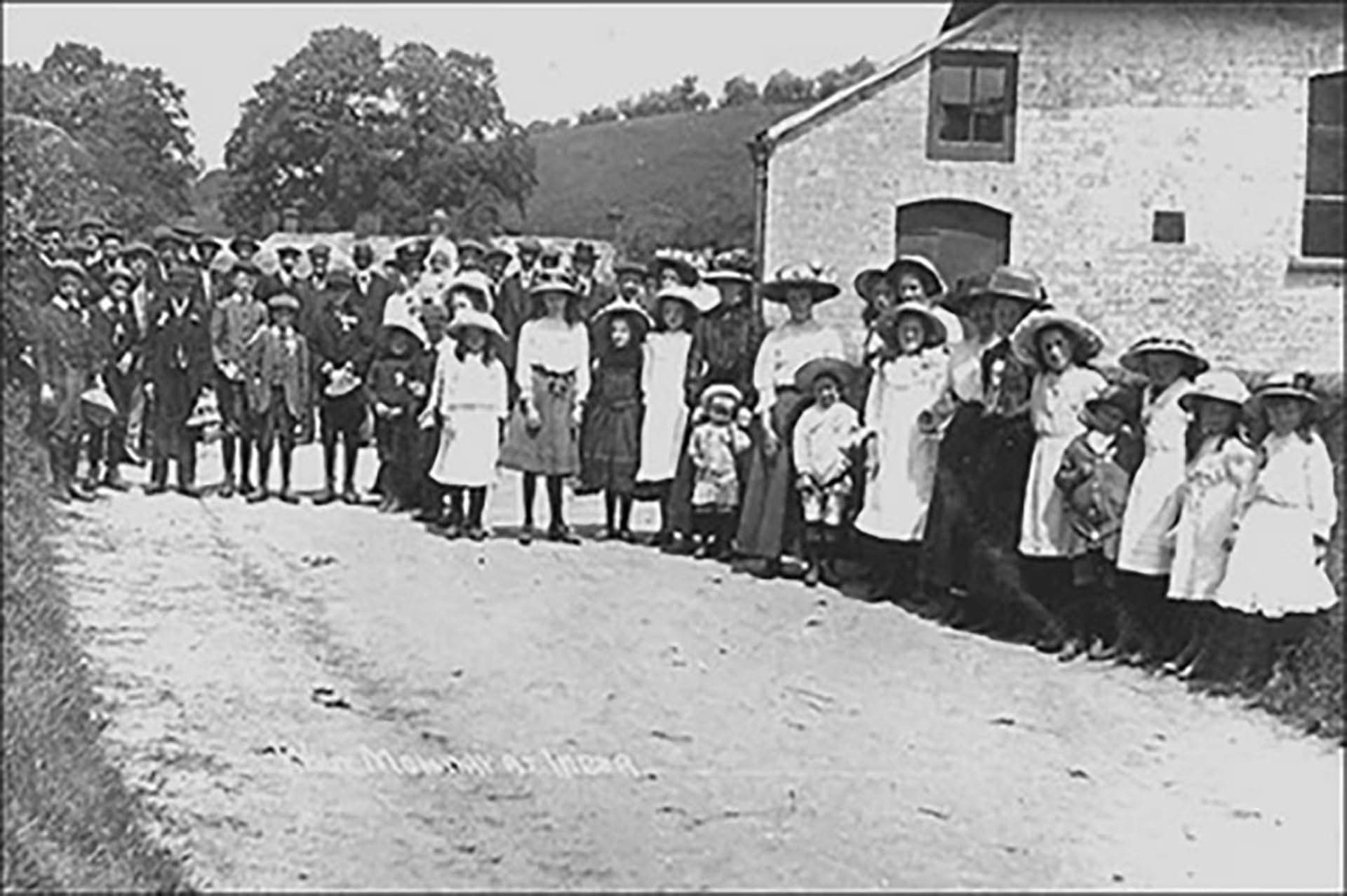 Imber está registrado en el Libro Domesday de 1086 y tiene una historia que se remonta al año 967, con pruebas de asentamientos milenarios (www.imbervillage.co.uk)