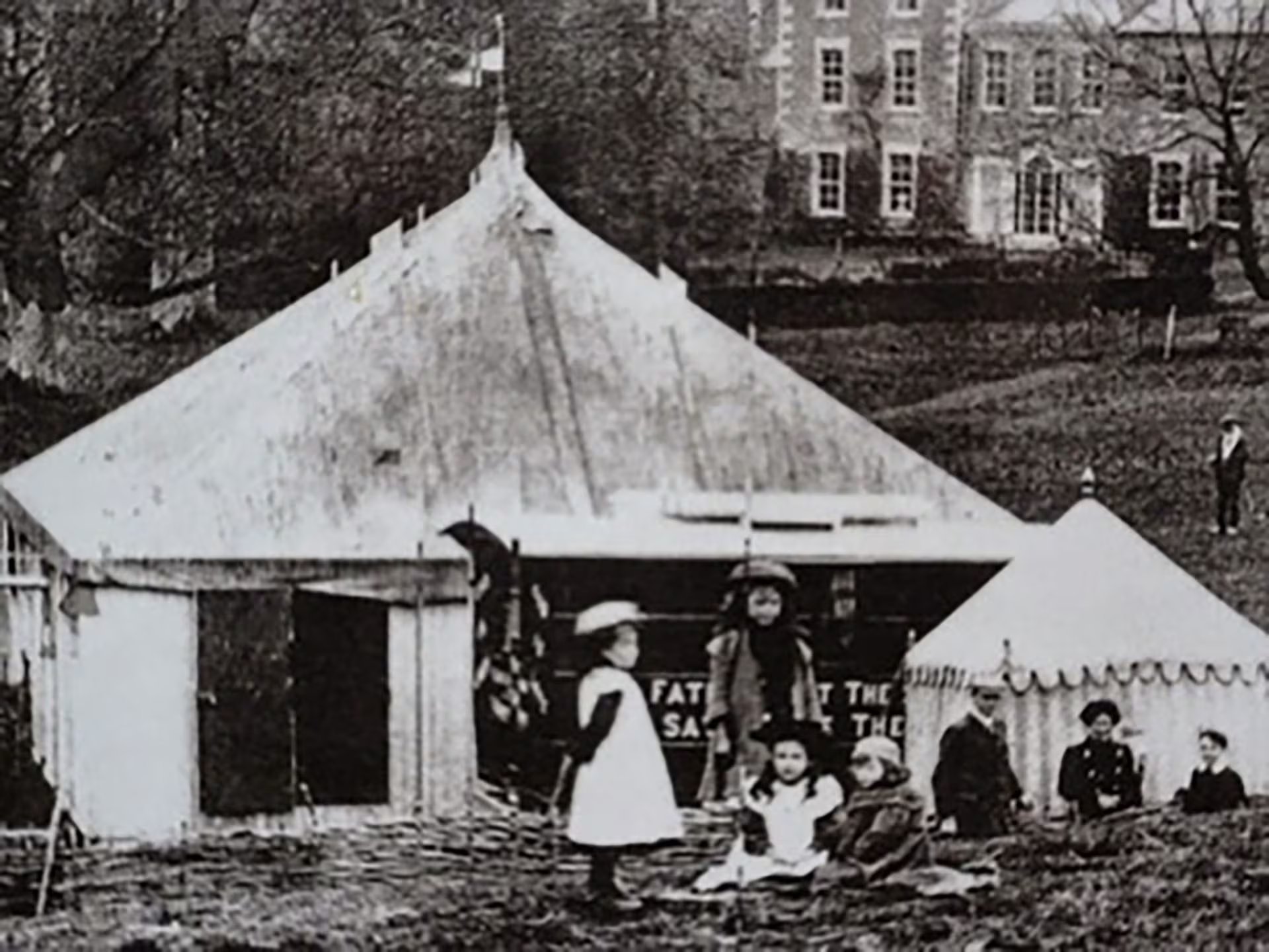 La llegada del Gobierno y la instalación del campo de entrenamiento cambiaron radicalmente la vida de los locales (www.imbervillage.co.uk)