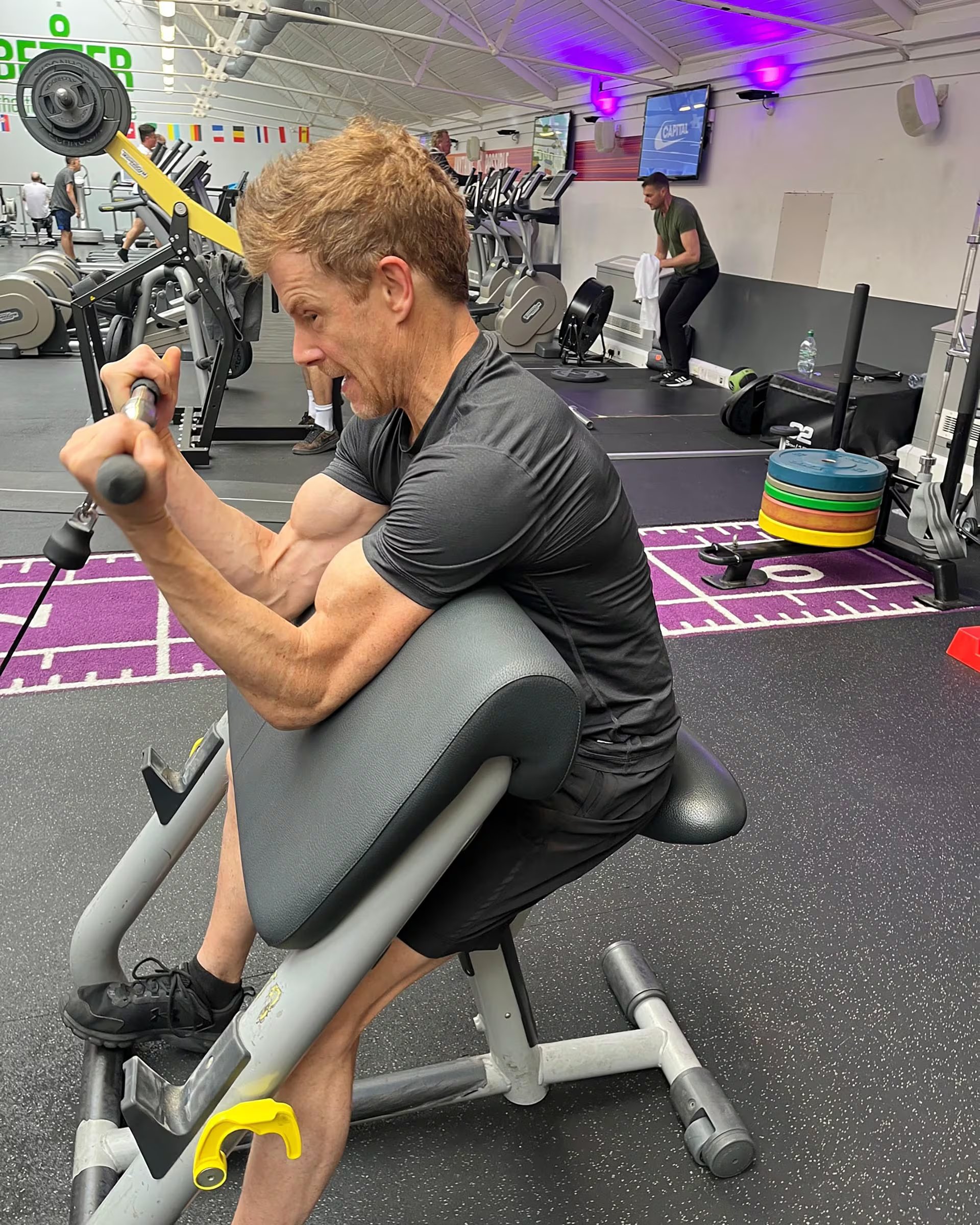 Las rutinas de fuerza de Tom Aikens se dividen en sesiones focalizadas en pecho, hombros, piernas, espalda, brazos y explosividad, garantizando un trabajo muscular equilibrado (@tomaikens)