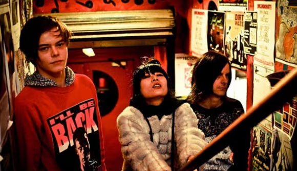 Charlie y novia Akiko en tiempos dedicados al punk rock con la banda Comanechi