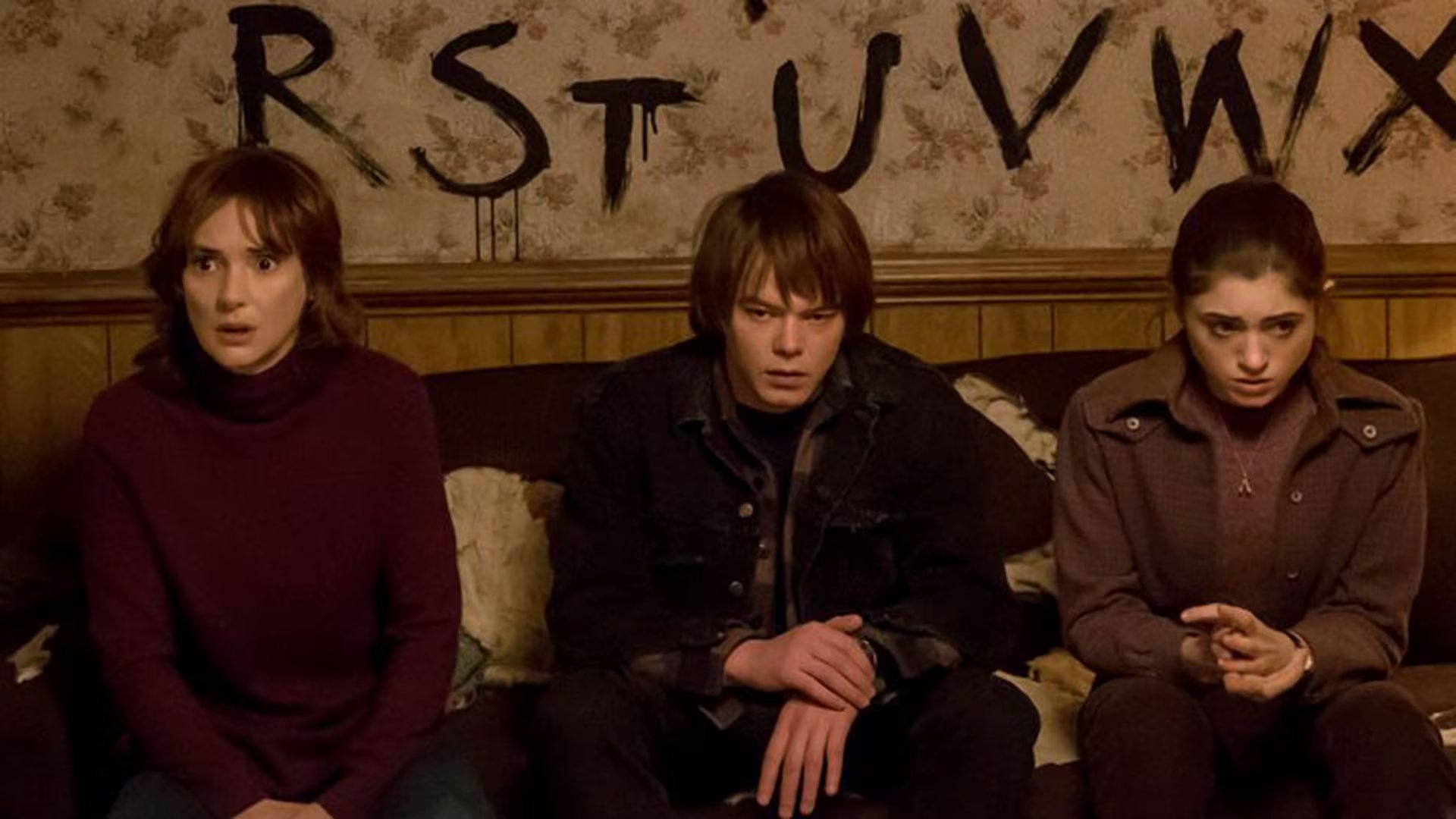 Charlie Heaton junto a Winona Ryder y Nancy Whieeler