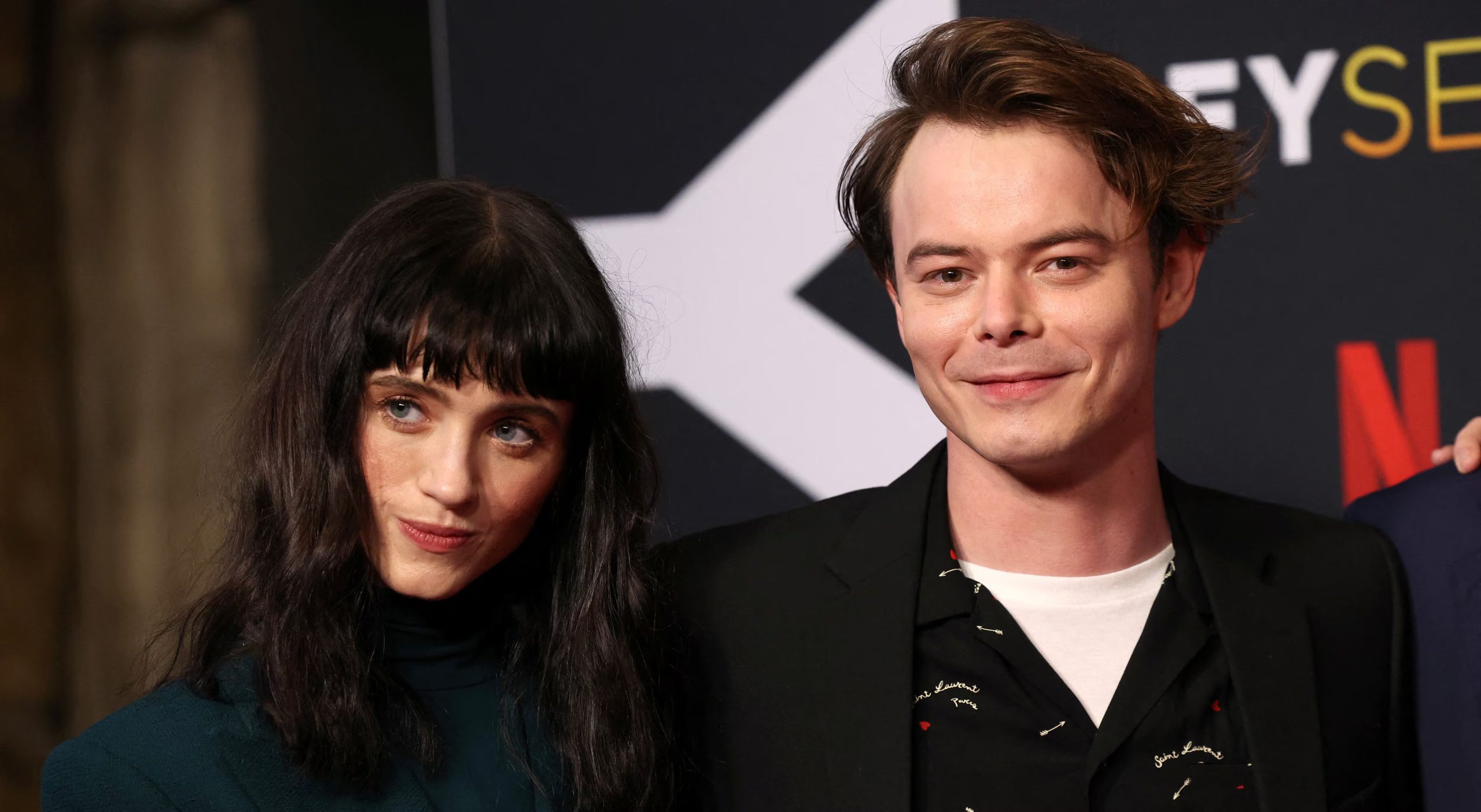 Los miembros del elenco Natalia Dyer y Charlie Heaton posan en un evento especial para la serie de televisión 
