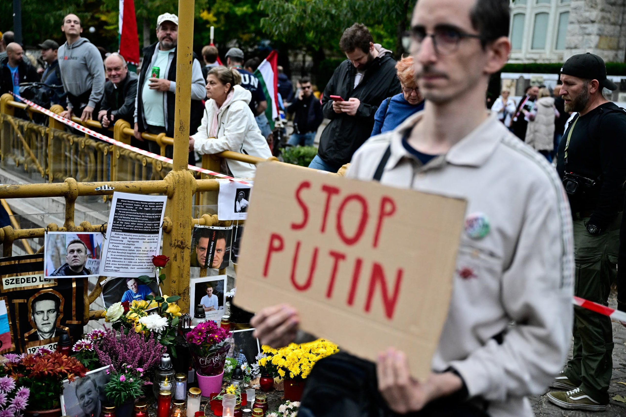 Una persona con un cartel que dice 