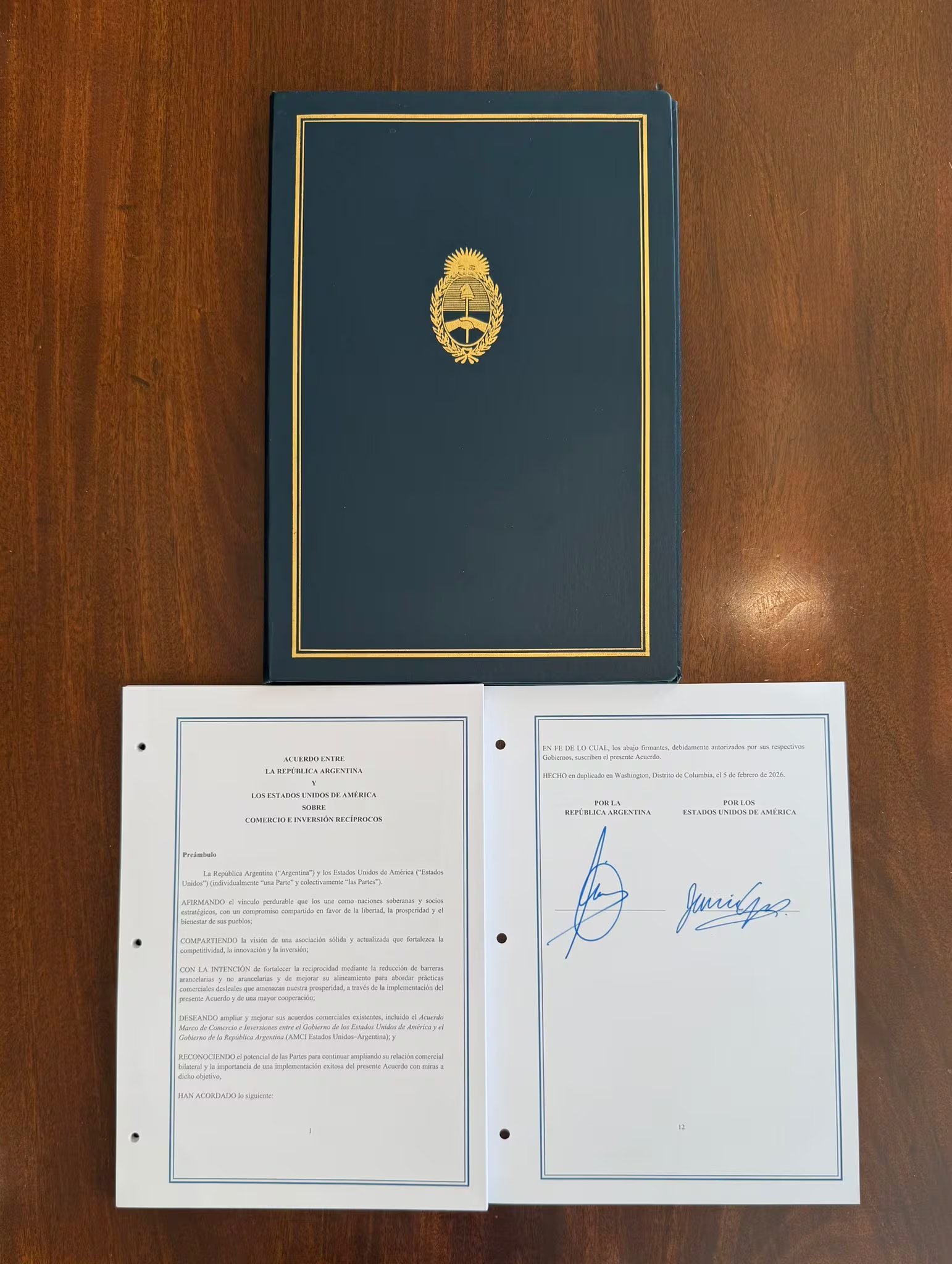 Se muestra el documento original del Acuerdo de Comercio e Inversión Recíproco entre Argentina y Estados Unidos, presentado por el canciller Pablo Quirno. (@pabloquirno)