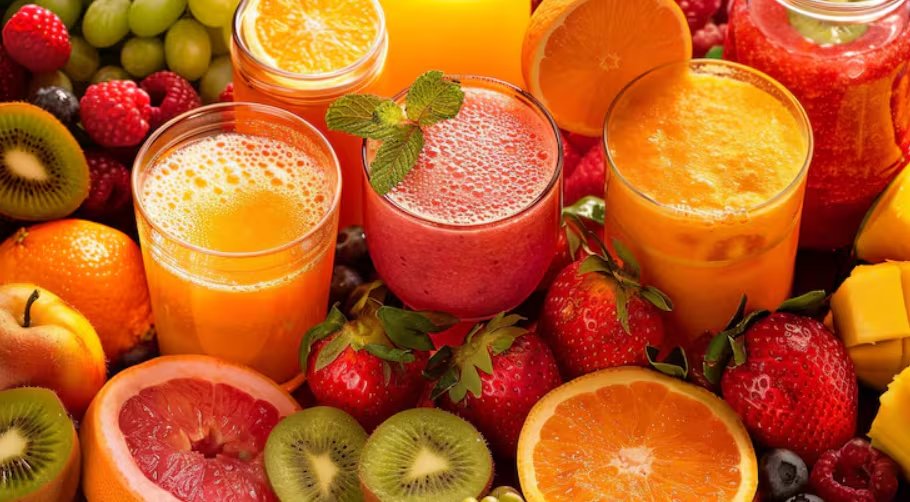 El consumo frecuente de jugos frutales puede favorecer desequilibrios en el metabolismo de la glucosa y contribuir al aumento del colesterol LDL (Crédito: Freepik)