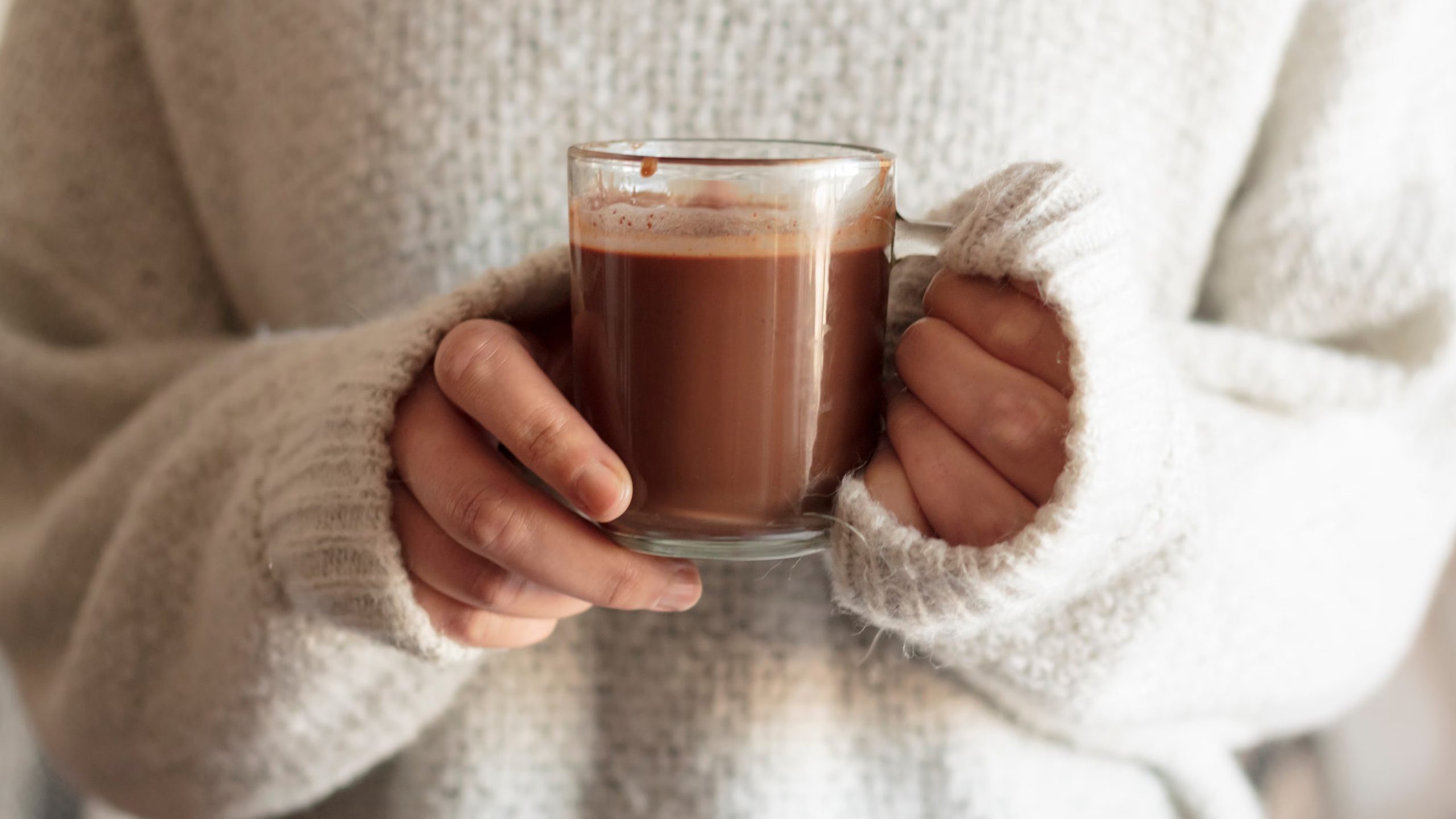 En el marco de bebidas que pueden influir en el colesterol, el chocolate caliente se suma a opciones como el alcohol, cuyo consumo puede elevar el LDL y los triglicéridos si no se limita (Crédito: Freepik)