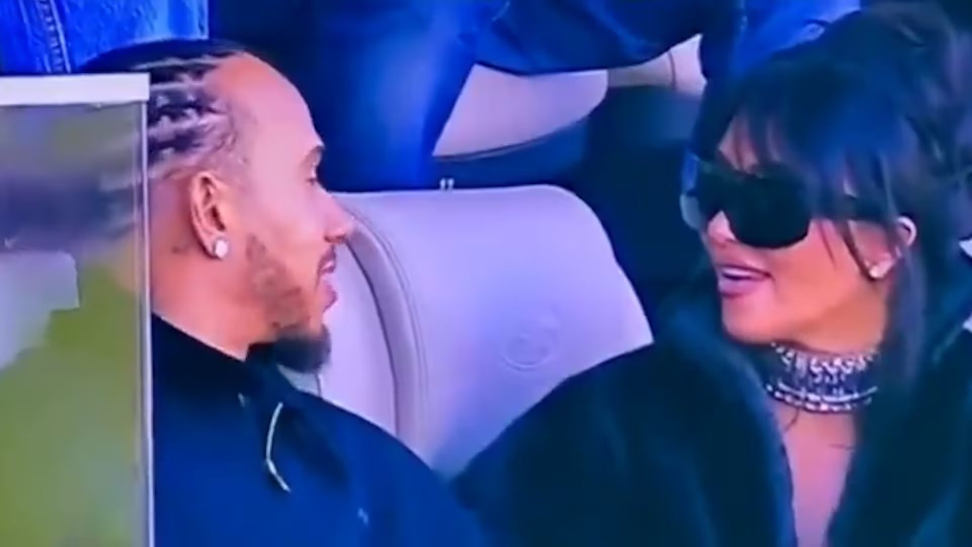 Kim Kardashian y Lewis Hamilton juntos en la Super Bowl, alimentando rumores sobre su relación ante la mirada de miles de espectadores y las cámaras