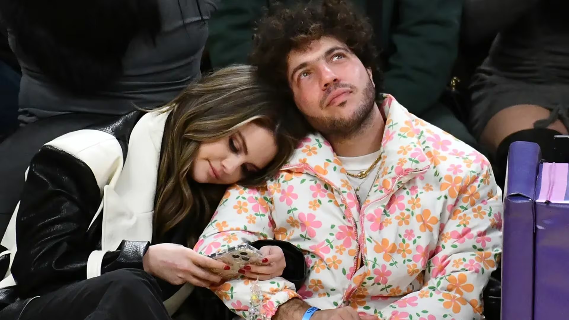 Selena Gómez y Benny Blanco compartiendo gestos de complicidad durante un partido de la NBA en Los Ángeles, haciendo oficial su relación ante el público