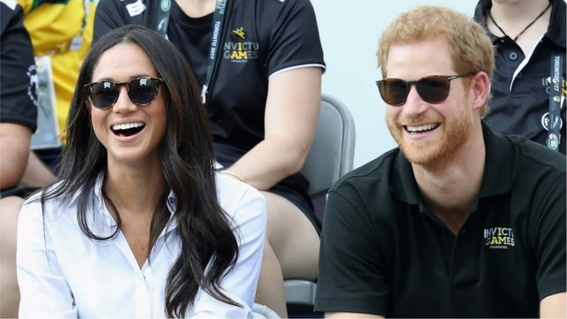 El prínicipe Harry y la actriz Meghan Markle miran un partido de tenis de los Juegos Invictus, en Toronto 2017