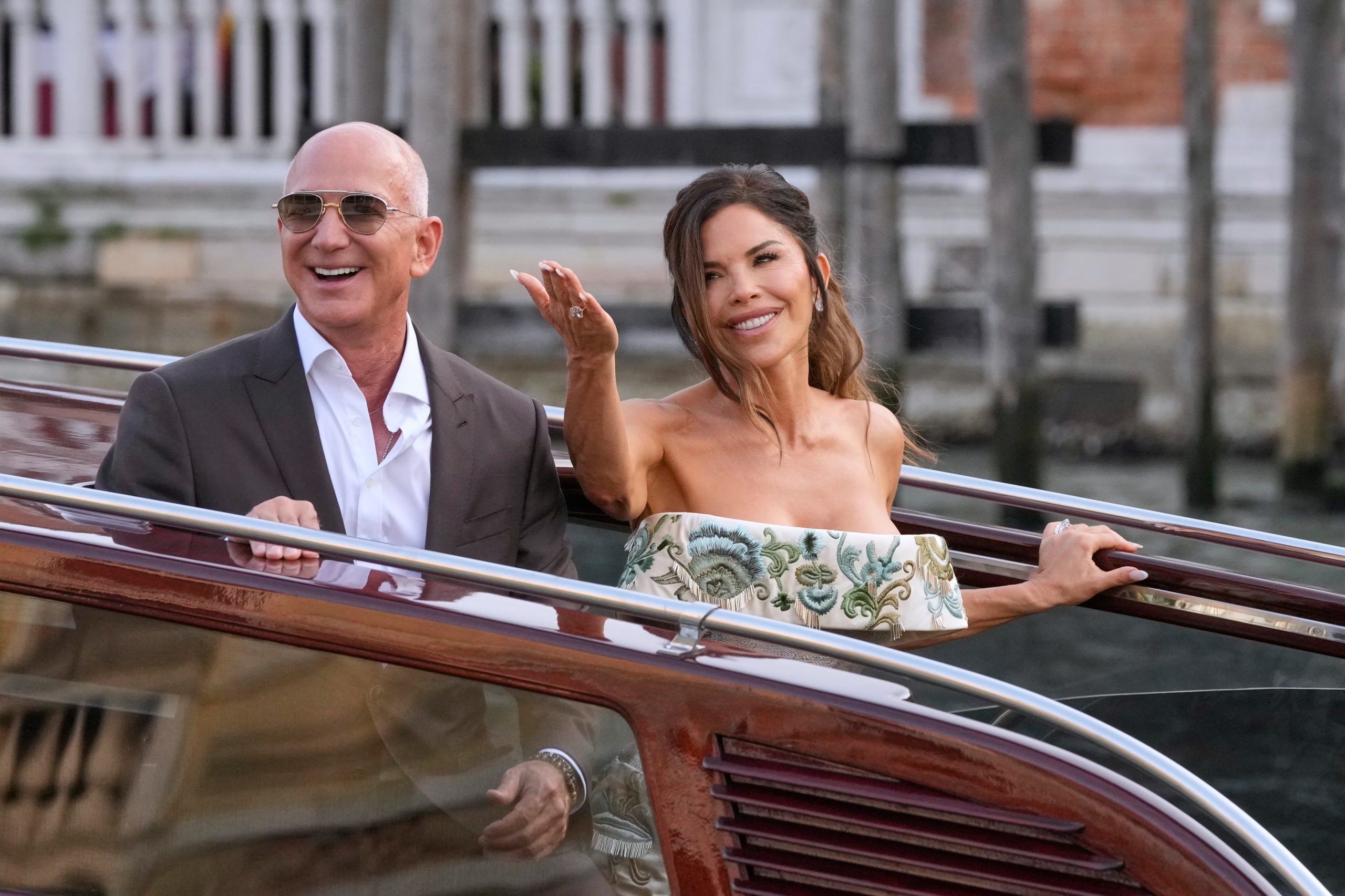 Jeff Bezos y Lauren Sanchez salen de un hotel para la recepción previa a su boda, en Venecia, Italia 2025.