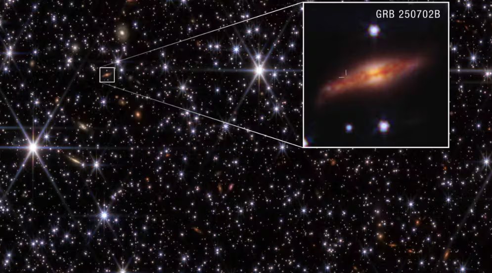 El 5 de octubre, el Telescopio Espacial James Webb de la NASA ofreció a los astrónomos la visión más nítida de la galaxia anfitriona de GRB 250702B, tan lejana que su luz tarda unos 8 mil millones de años en llegar hasta nosotros. (CRÉDITO: NASA, ESA, CSA, H. Sears (Rutgers))