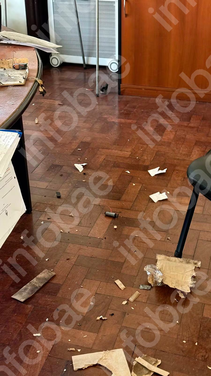 Las partes del explosivo cayeron al parquet de la oficina
