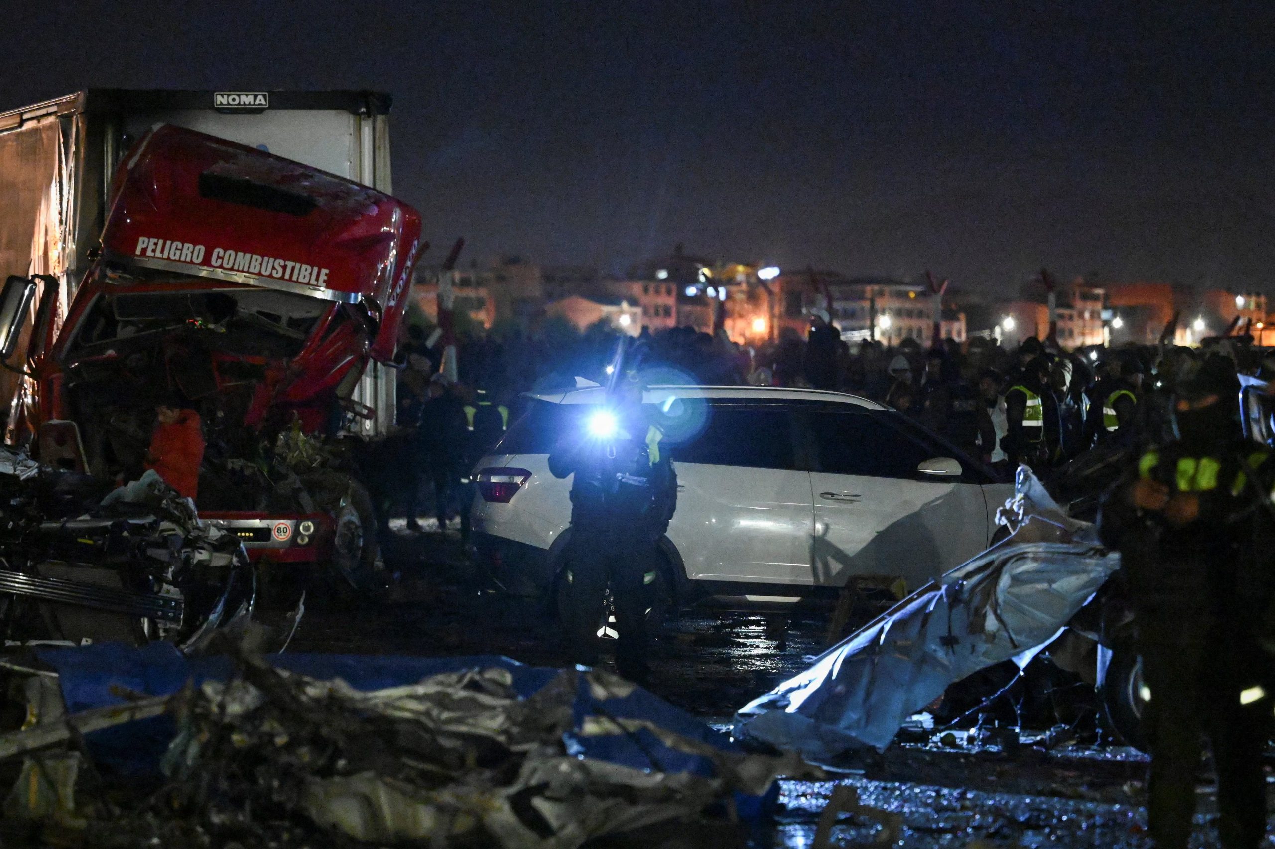 El accidente del avión atrajo a cientos de residentes en El Alto (REUTERS/Claudia Morales)