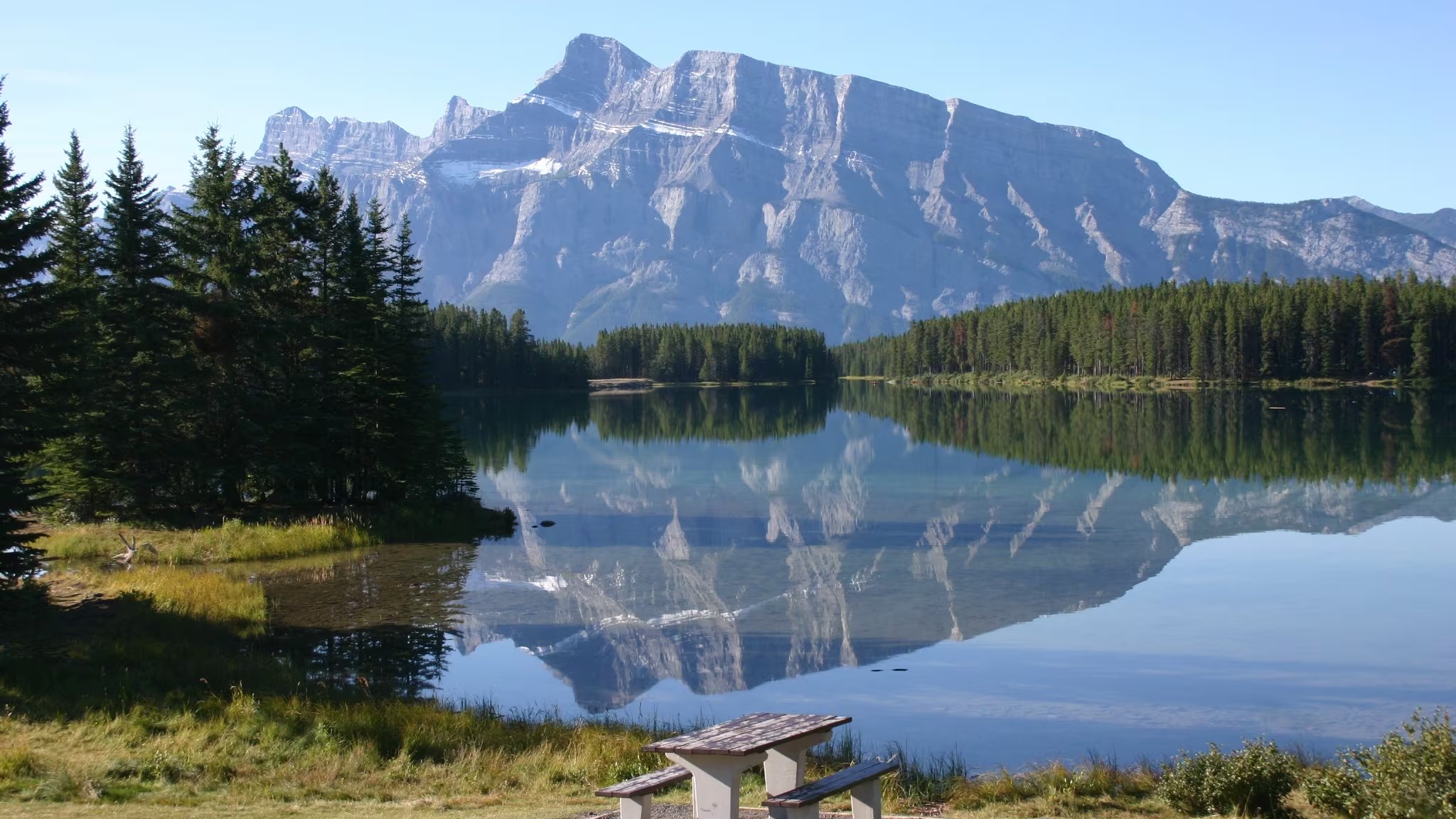 El Parque Nacional Banff, en Canadá, suma nuevas rutas de tren y experiencias naturales durante la Copa Mundial de la FIFA (Wikimedia)