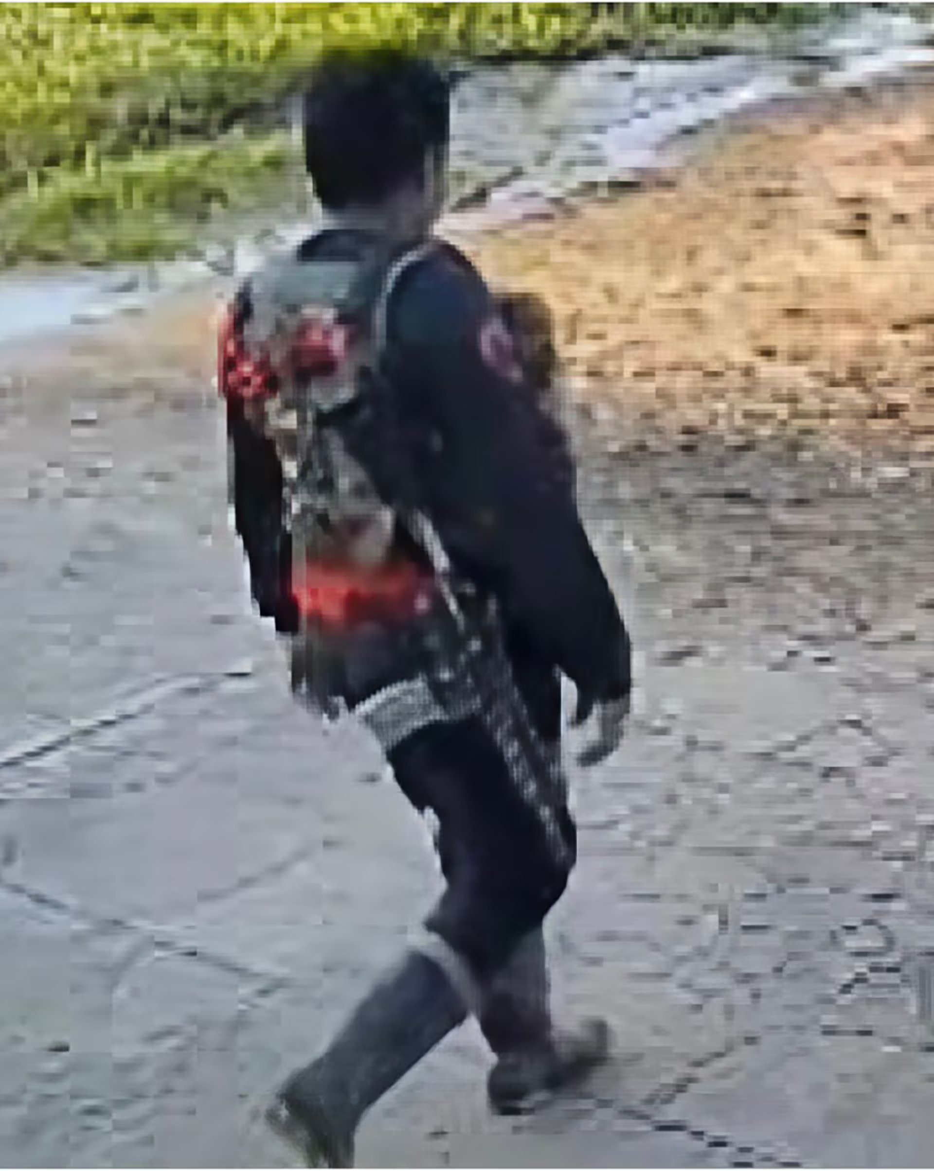 Uno de los guerrilleros del ELN armado y uniformado, usando las botas de caucho, se desplaza por una zona del Catatumbo venezolano 