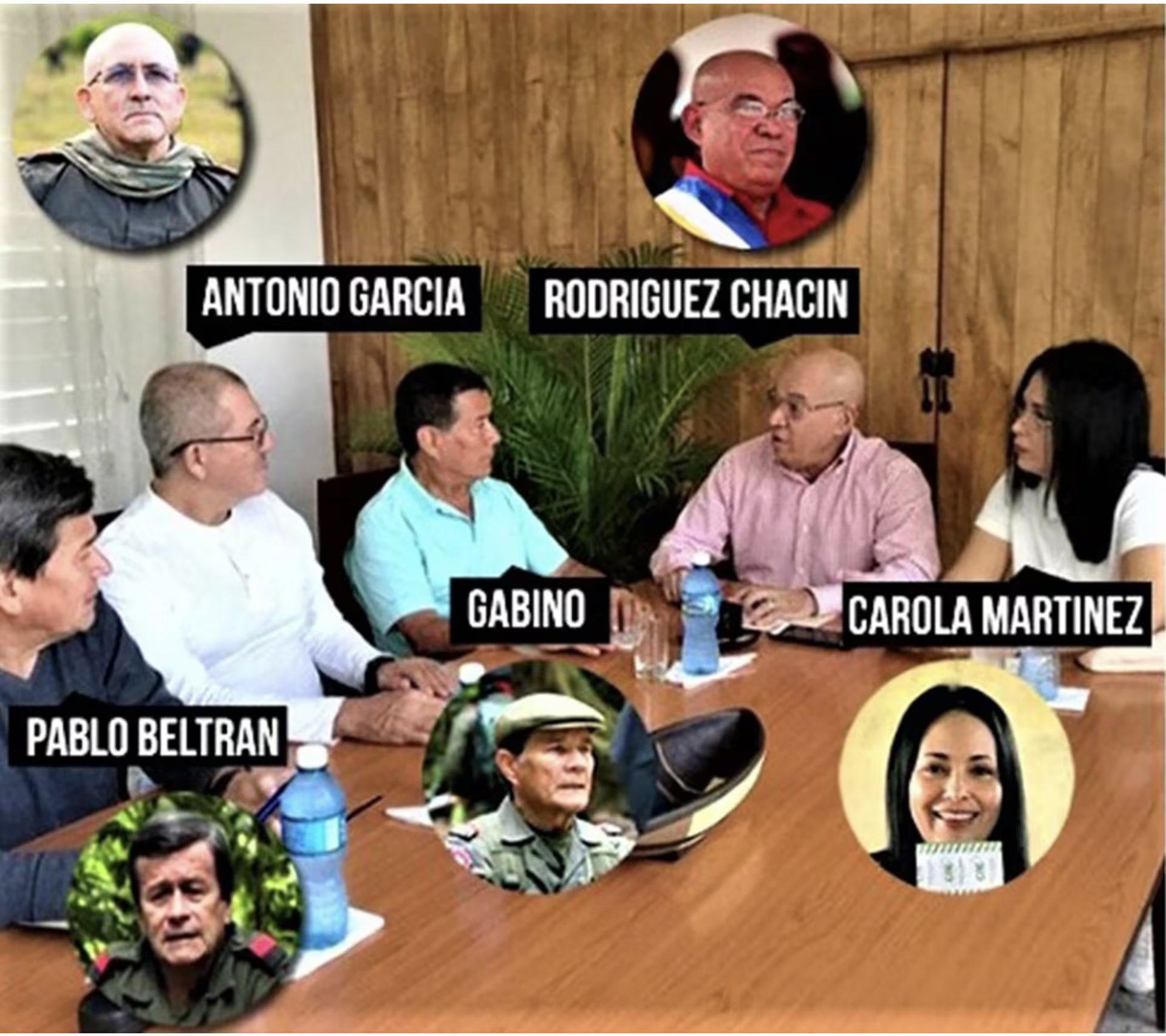 Desde el gobierno de Hugo Chávez se estrechó la relación con el ELN. En la gráfica, una reunión del ex gobernador Ramón Rodríguez Chacín con el alto mando del ELN