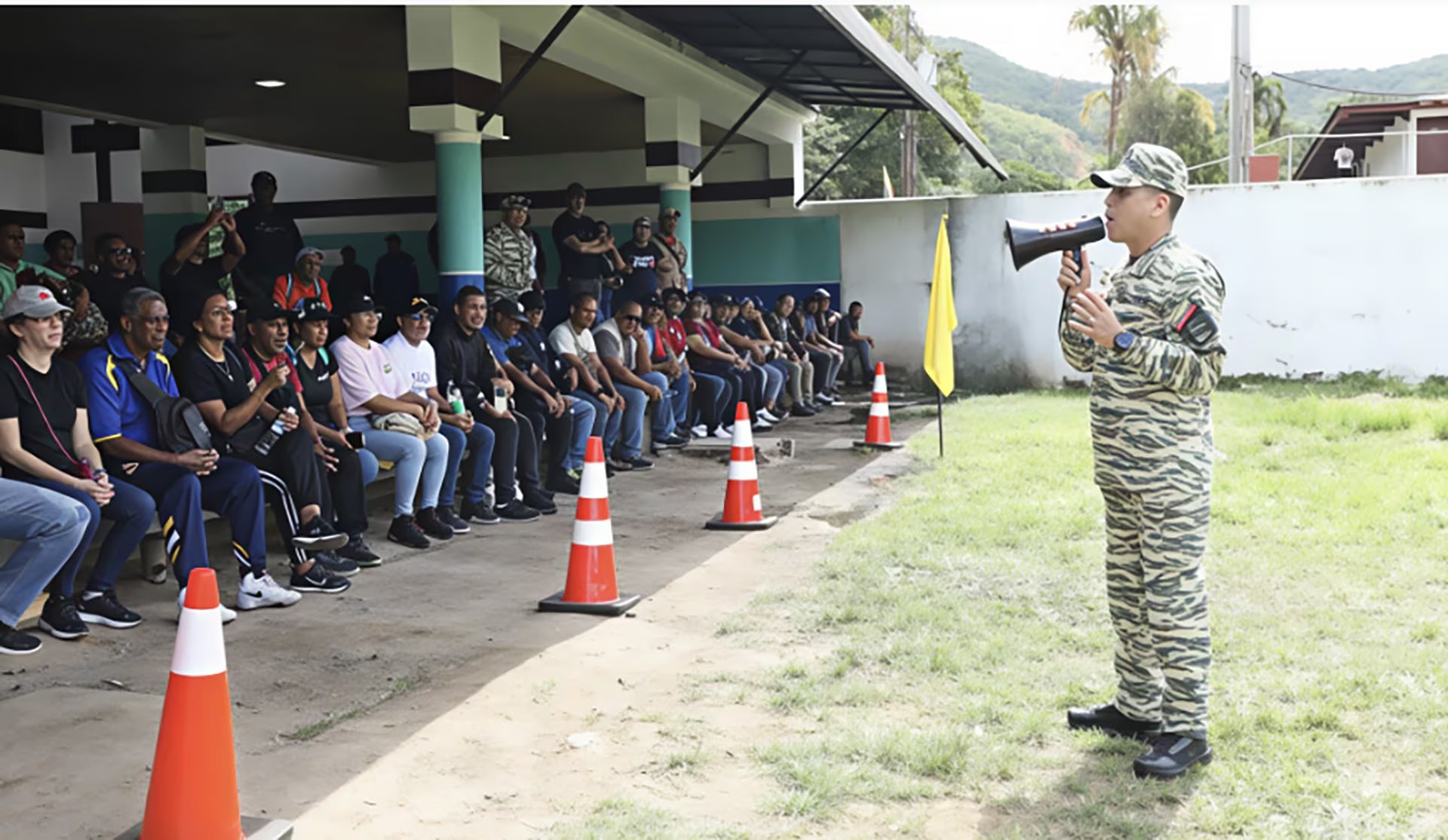 El comandante Estratégico, Domingo Hernández Lárez, en un simulacro ante un conflicto