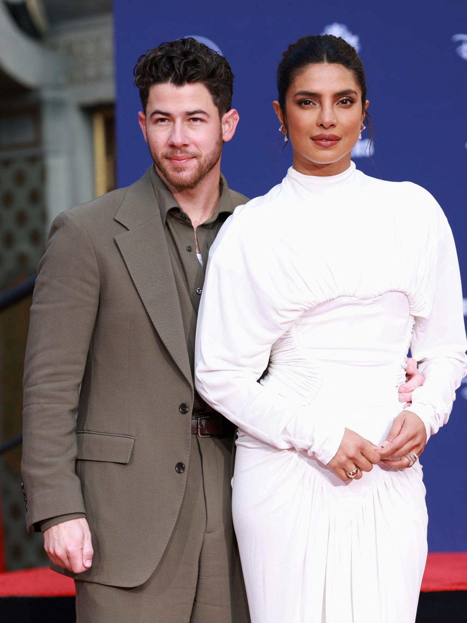 Modernidad y armonía cromática en tonos oliva y blanco durante una velada en Los Ángeles (REUTERS/Mario Anzuoni)
