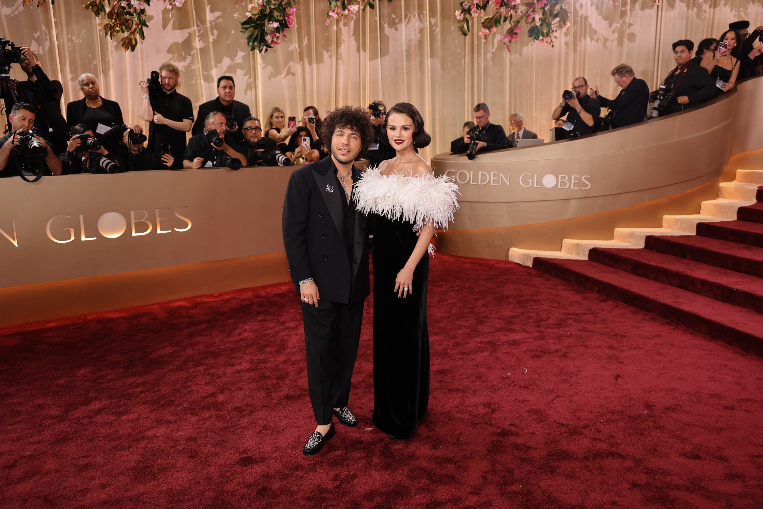 Sofisticación con contrastes y detalles contemporáneos en terciopelo negro y plumas blancas en los Golden Globes (REUTERS/Daniel Cole)