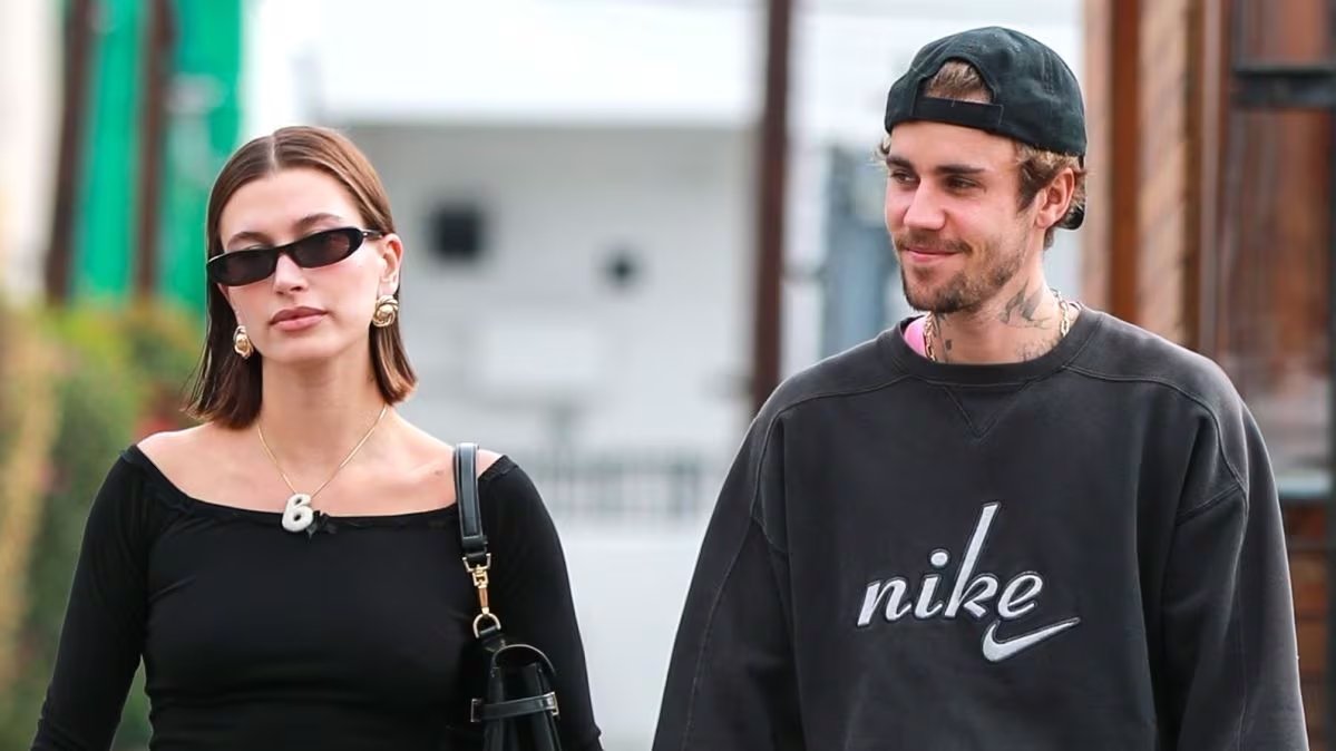 Sincronía casual con prendas deportivas y accesorios dorados en un look relajado (Backgrid/The Grosby Group)