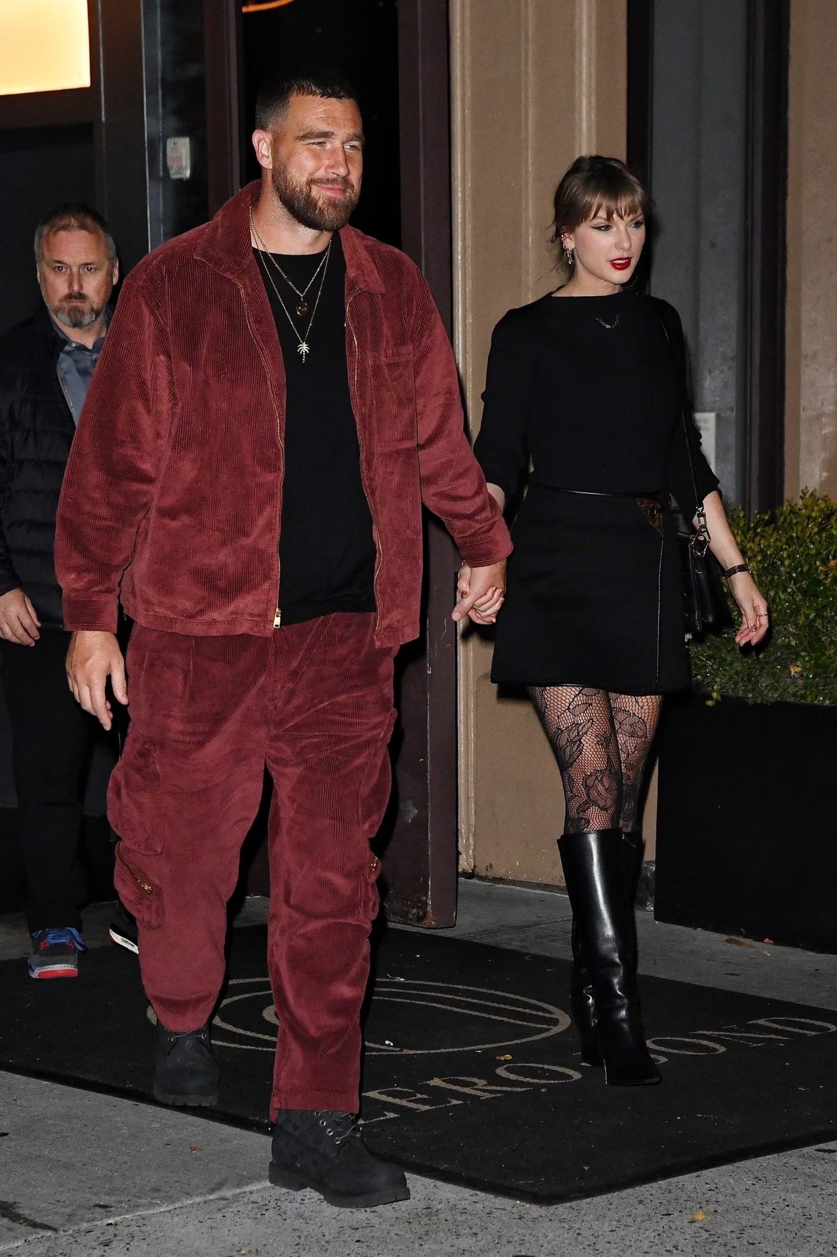 Mezcla de clasicismo y modernidad con conjuntos en negro y detalles llamativos para una salida nocturna (Grosby)