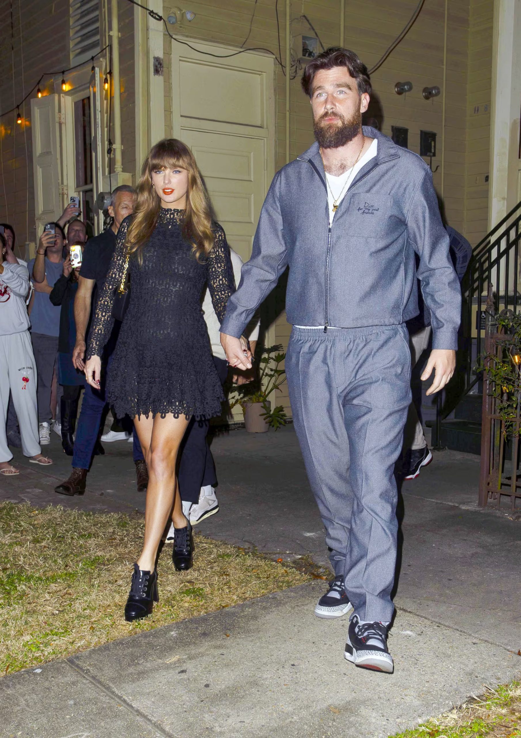 Alternancia entre encaje y sporty chic con prendas juveniles y deportivas (Grosby)