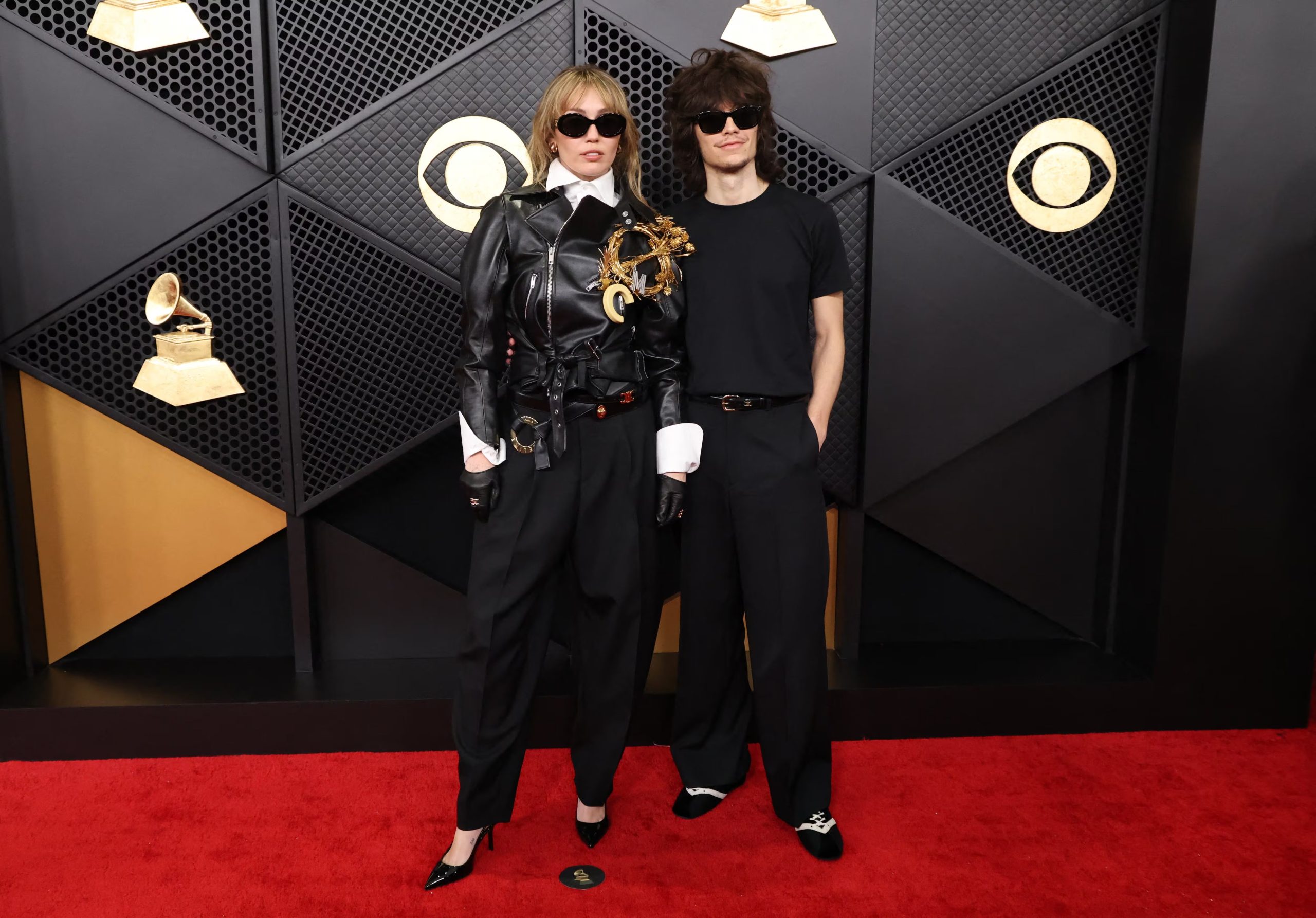 Contraste rockero y dramático con cuero, metales y accesorios llamativos en los Grammy (REUTERS/Mario Anzuoni)