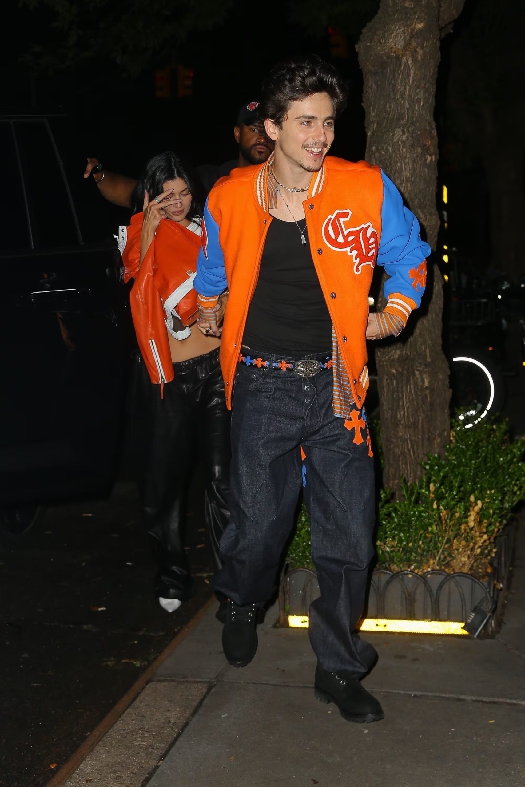 Estética varsity renovada con chaquetas coloridas y detalles deportivos en vacaciones por Nueva York (The Grosby Group)