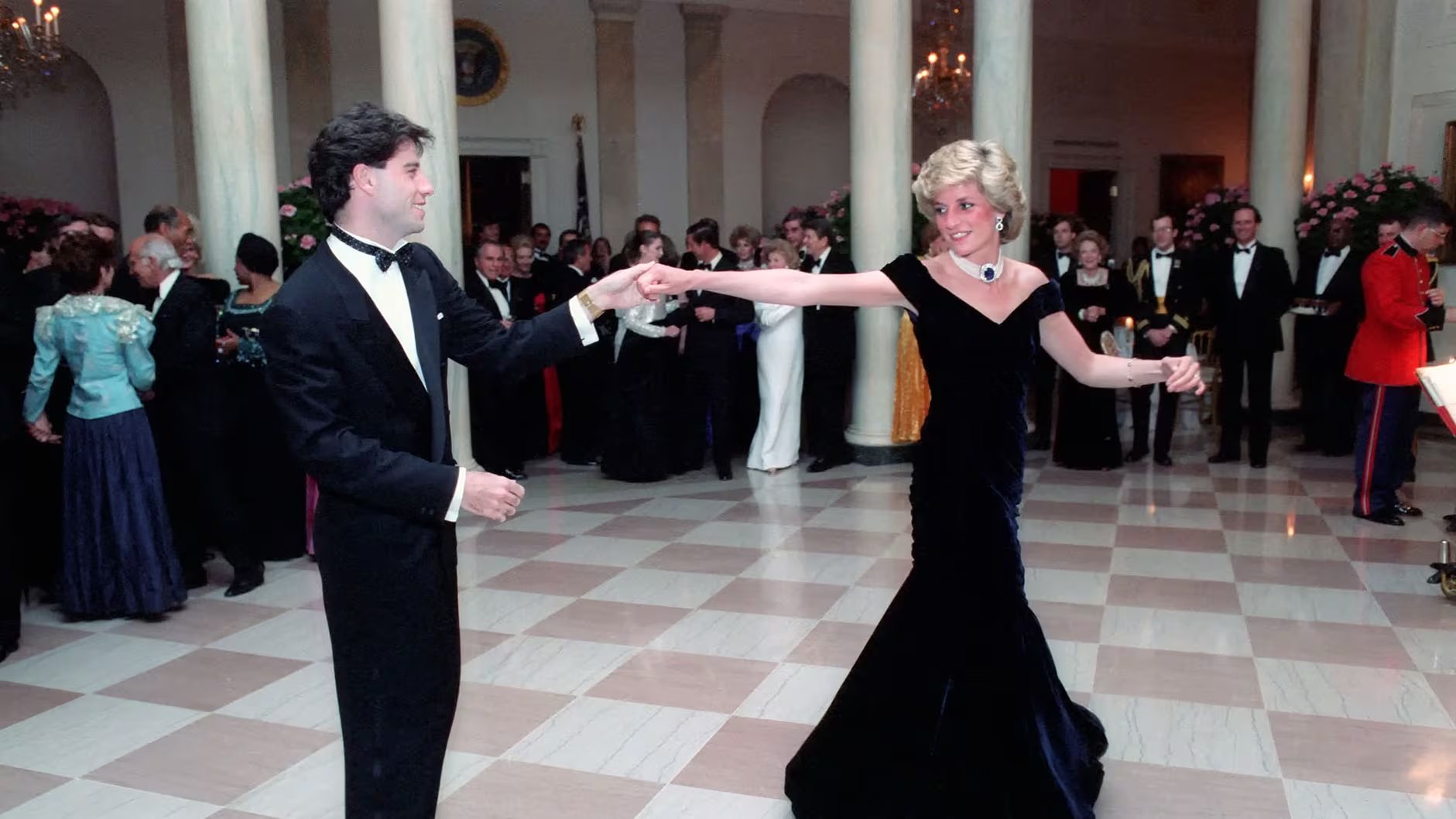 Diana, Princesa de Gales baila con el actor John Travolta durante una cena de gala en la Casa Blanca el 9 de noviembre de 1985 en Washington, DC ( Zuma Press/The Grosby Group)