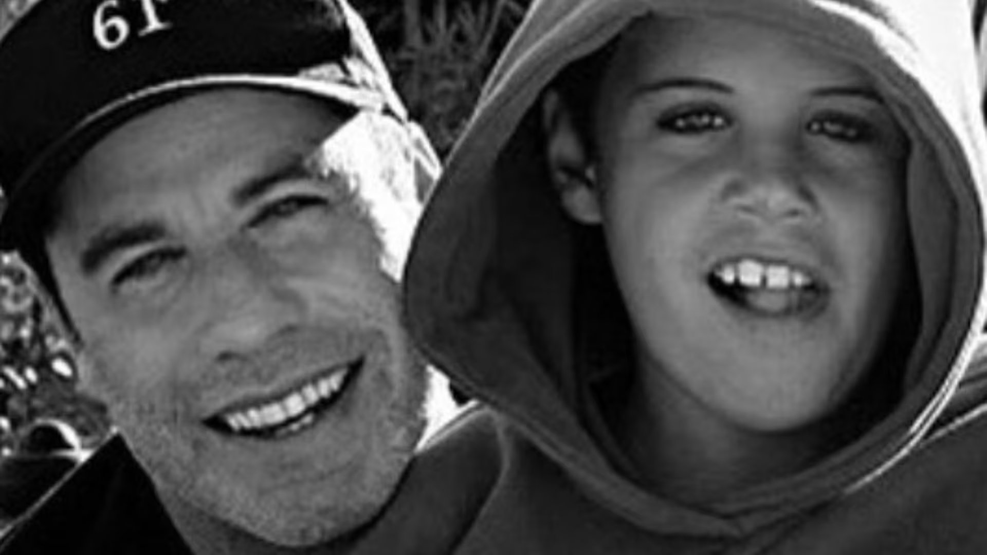 John Travolta sonríe al lado de su hijo Jett (Instagram/John Travolta)