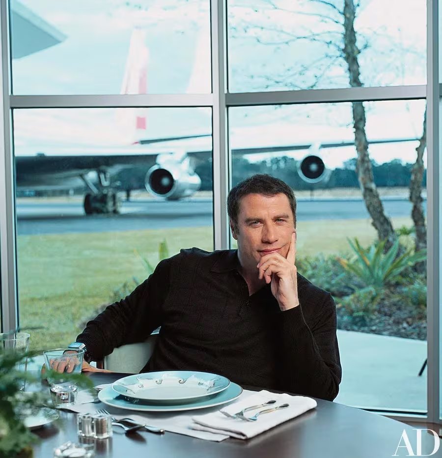 John Travolta, su casa y un avión en el jardín (Vía Architectural Digest)