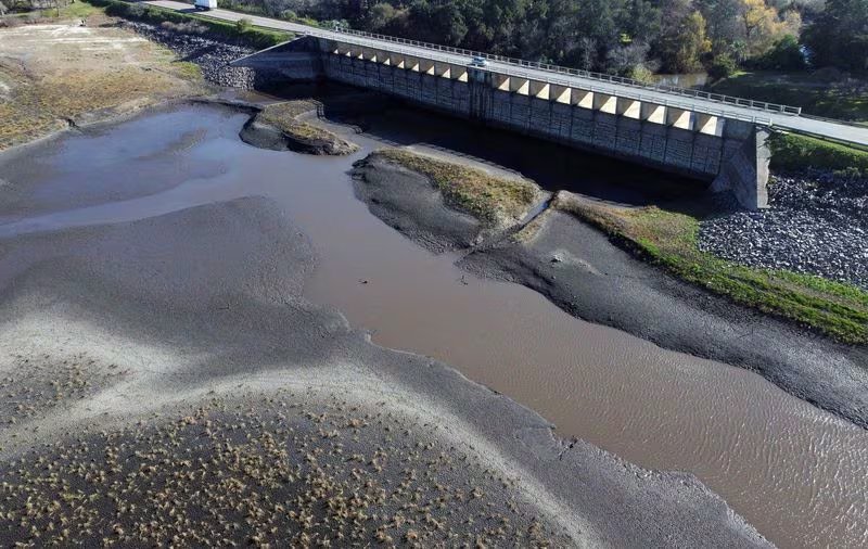 El escenario en 2023: vista general del embalse de Canelón Grande durante una grave sequía, en Canelones, Uruguay. 29 de junio, 2023. REUTERS/Alejandro Obaldia