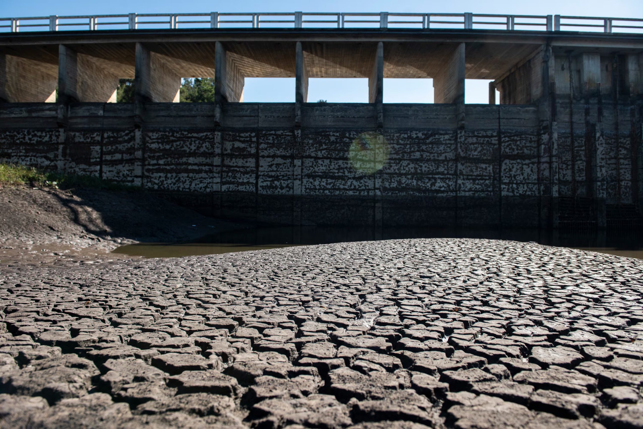 El escenario en 2023: vista del bajo nivel de agua en la represa Canelón Grande (AP Foto/Santiago Mazzarovich)