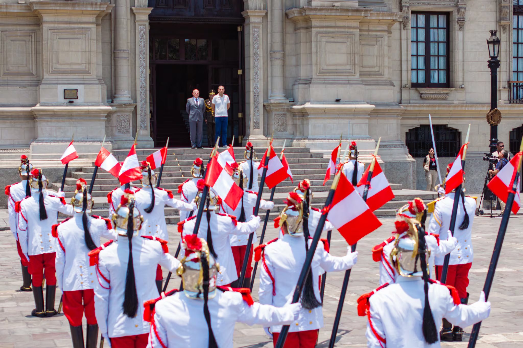 José Jerí, destituido presidente del Perú, asiste a su último cambio de guardia en el Palacio de Gobierno acompañado por el presidente del Consejo de Ministros, Ernesto Álvarez. (Foto: Presidencia del Perú)