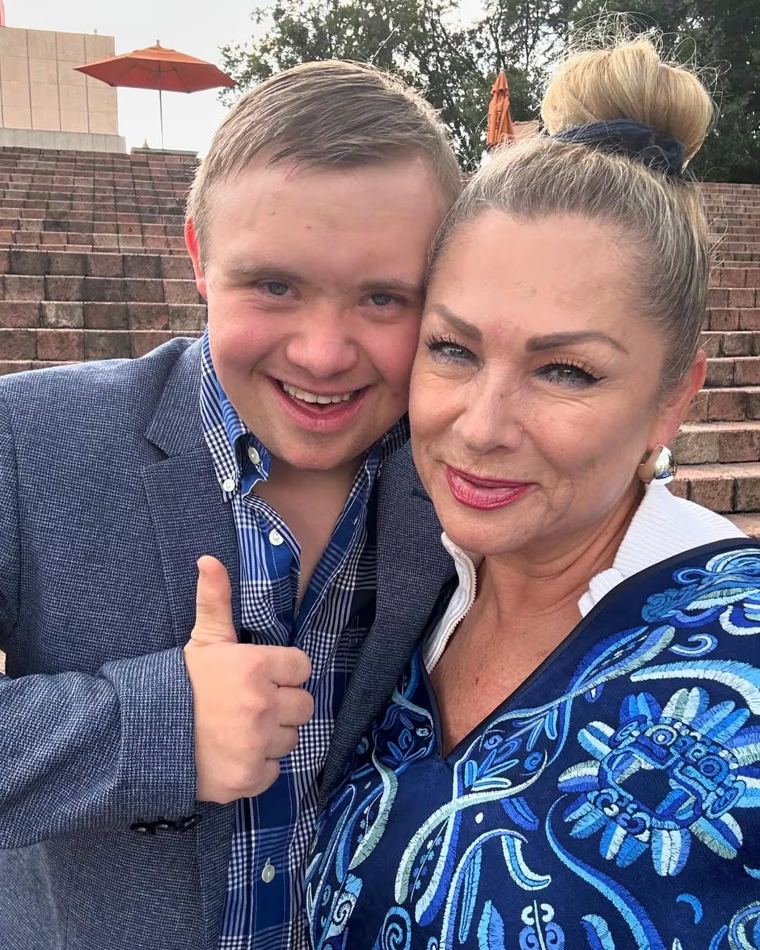 La reconocida actriz Leticia Calderón comparte un tierno momento con su hijo Luciano Collado, ambos sonriendo y luciendo felices. (@letycalderon79 / Instagram)