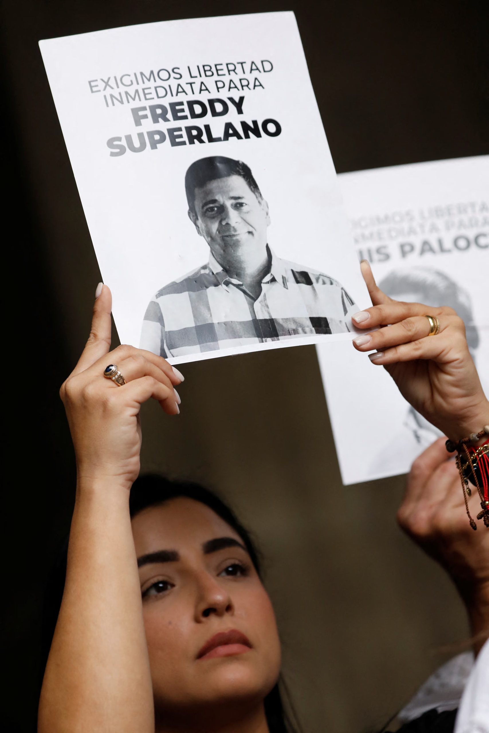 Aurora Silva, esposa de Freddy Superlano, solo pudo verlo tras meses de incomunicación (Reuters)