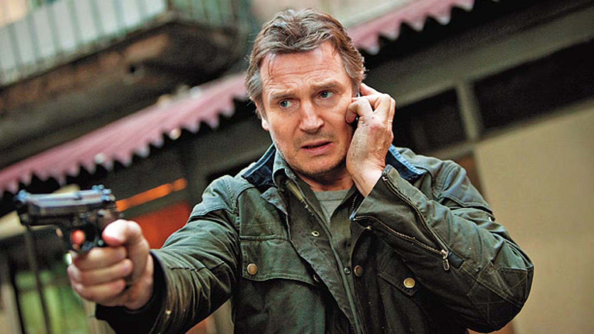 La rutina del actor incluye sesiones de gimnasio, ejercicios de boxeo, caminatas rápidas y preparación de coreografías de pelea para mantener su agilidad (Escena de Búsqueda Implacable)