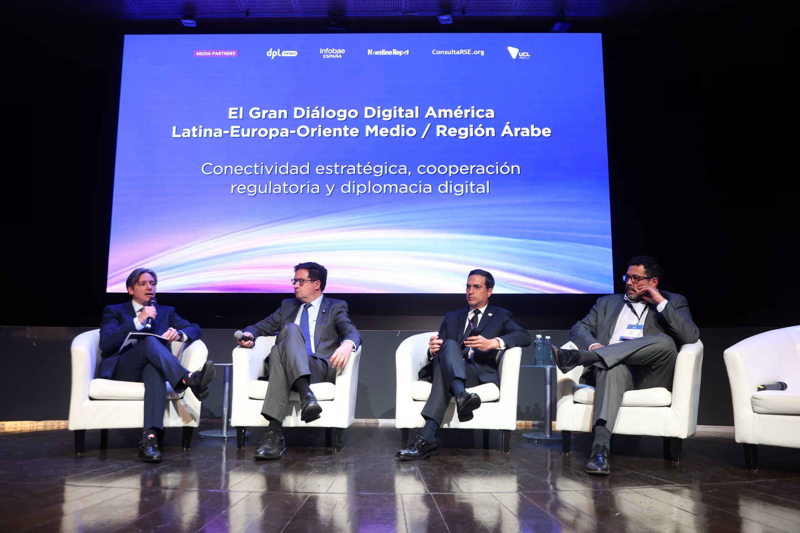 De izquierda a derecha: Christian Asinelli, moderador, junto a Óscar López, Roberto Kury y Alejandro Sánchez. Fotografía: Fernando Bizerra