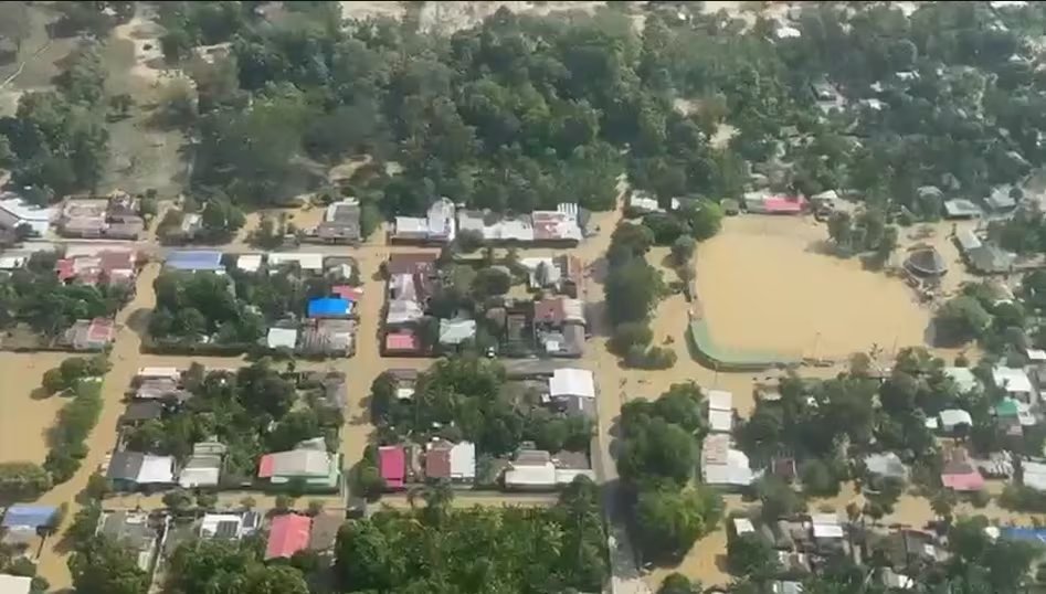 Familias evacuadas buscan refugio tras perder sus hogares por los desastres ocasionados por las lluvias fuera de temporada. - crédito Ungrd
