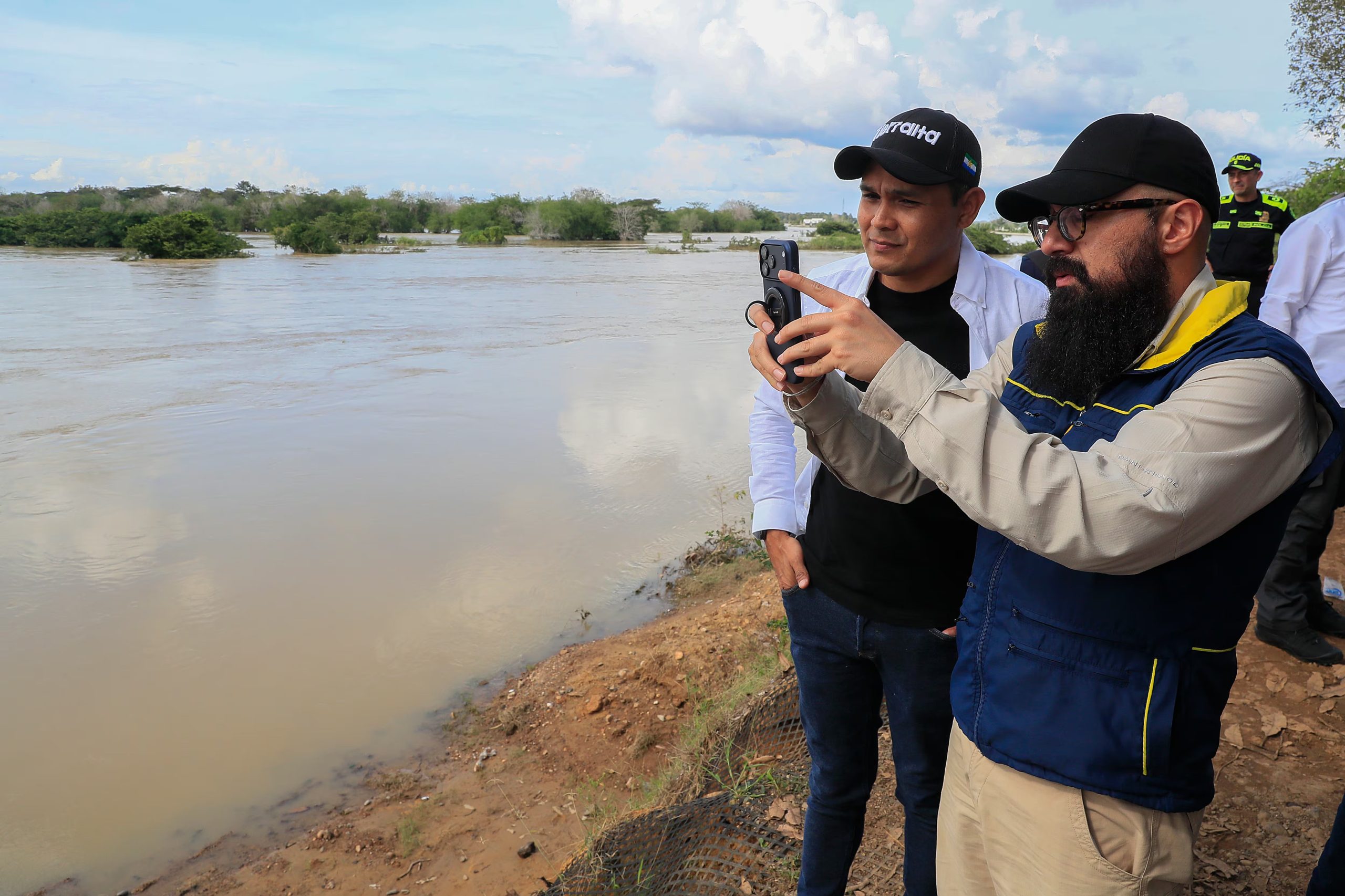 Equipos de rescate y vecinos colaboran en la remoción de escombros en comunidades golpeadas por las inusuales precipitaciones. - crédito EFE/ Carlos Ortega