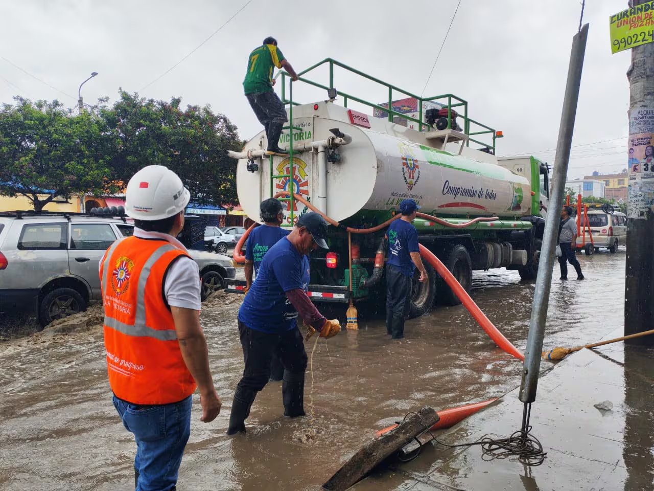 Personal de la Municipalidad Provincial de Chiclayo utiliza un camión cisterna para bombear agua en una calle inundada, interviniendo de inmediato en puntos críticos tras intensas lluvias. (Foto: Chiclayo TV Noticias )