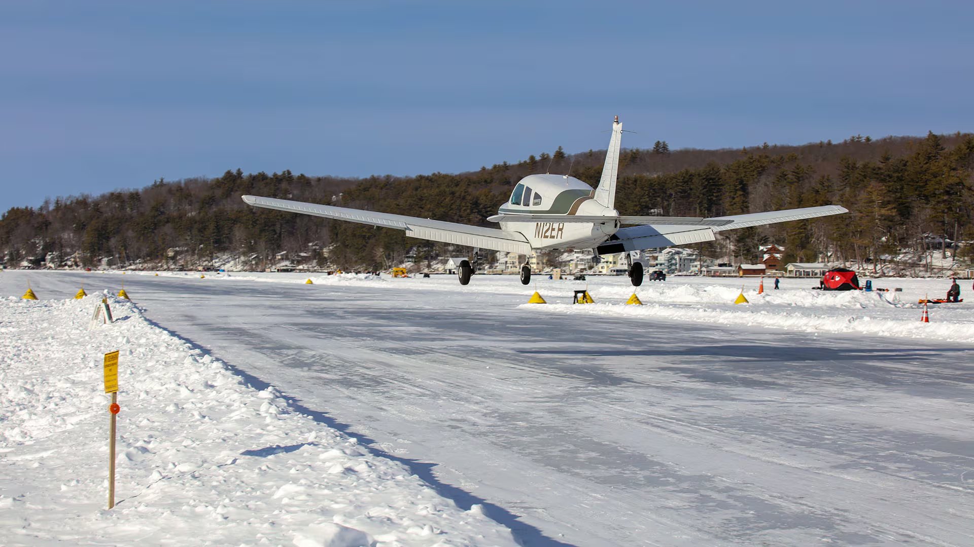 Aterrizar en Alton Bay requiere habilidades especiales debido al deslizamiento del hielo y la falta de tracción de los frenos convencionales (Grosby)