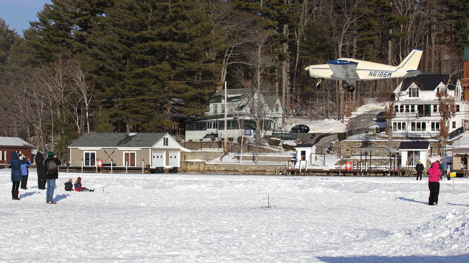 En una sola jornada, la pista de hielo de Alton Bay ha recibido más de 100 aterrizajes, superando récords anuales de afluencia de aeronaves (Grosby)
